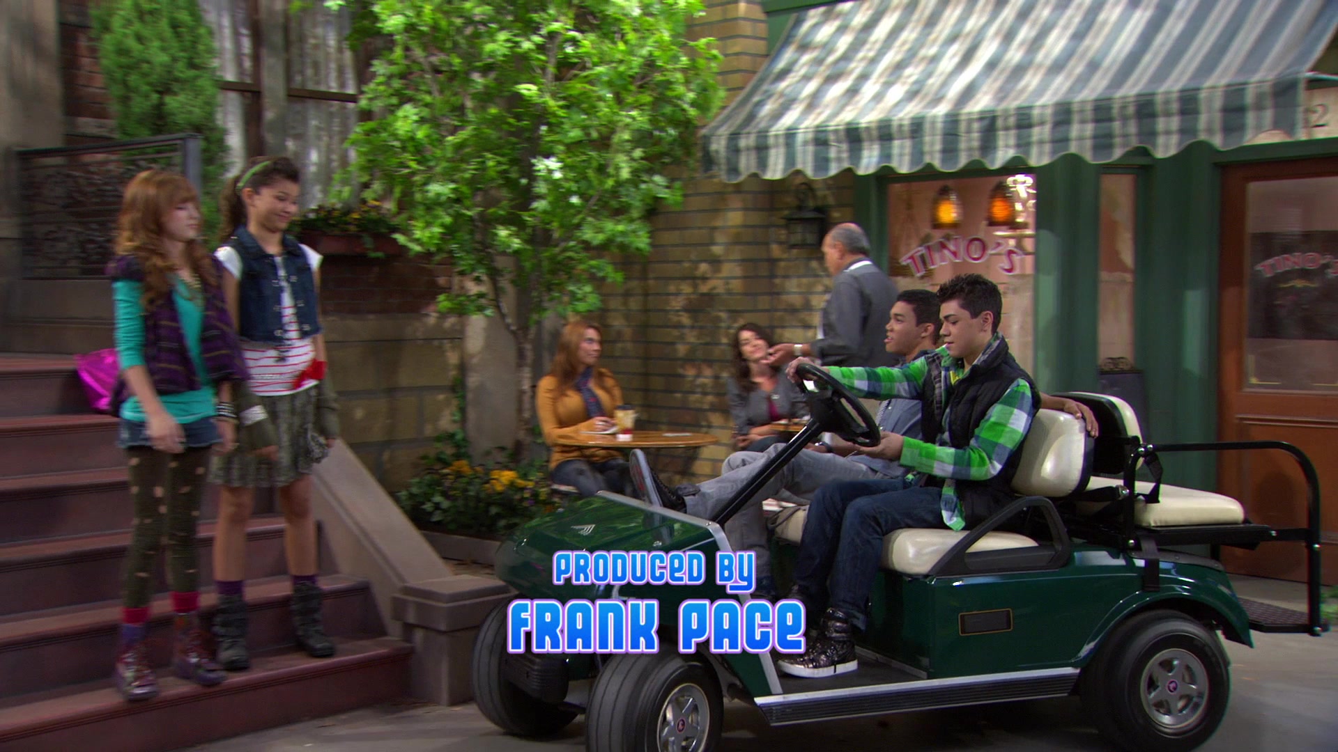 Shake_It_Up_S01E07_1080p_BTD_000605.jpg