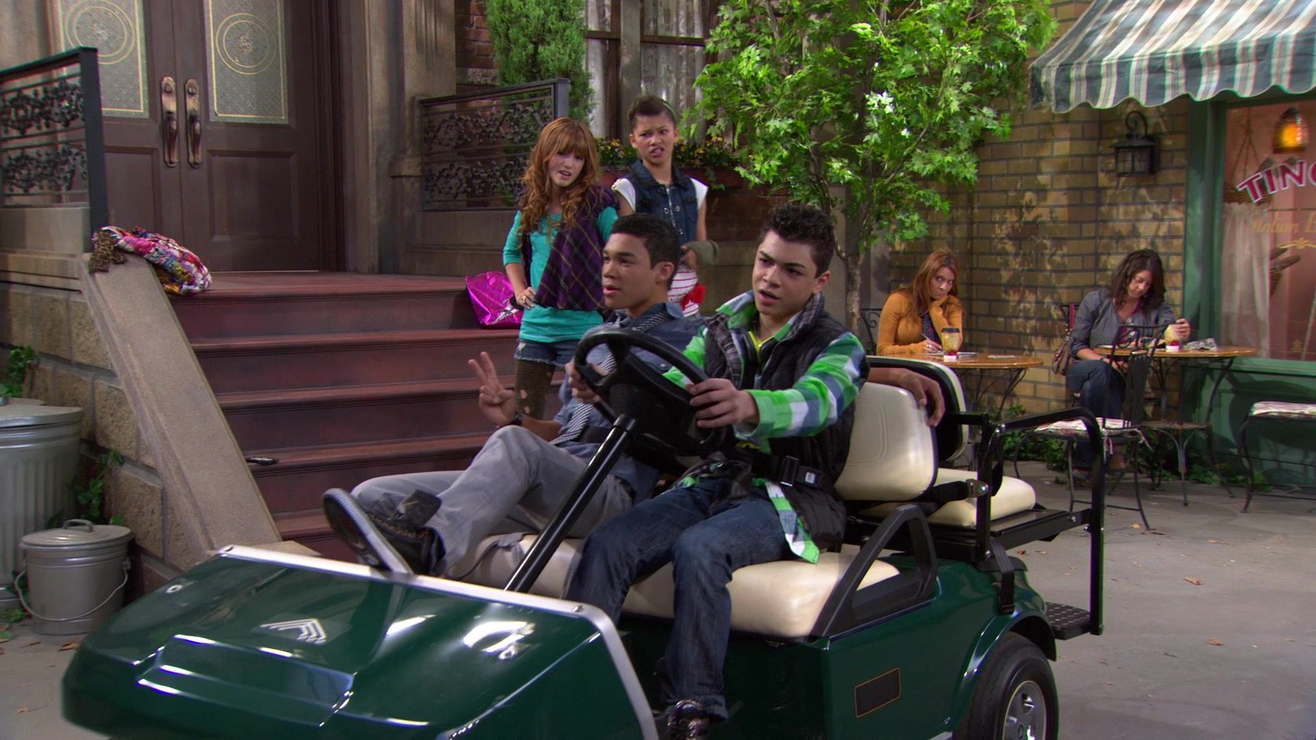 Shake_It_Up_S01E07_1080p_BTD_000662.jpg