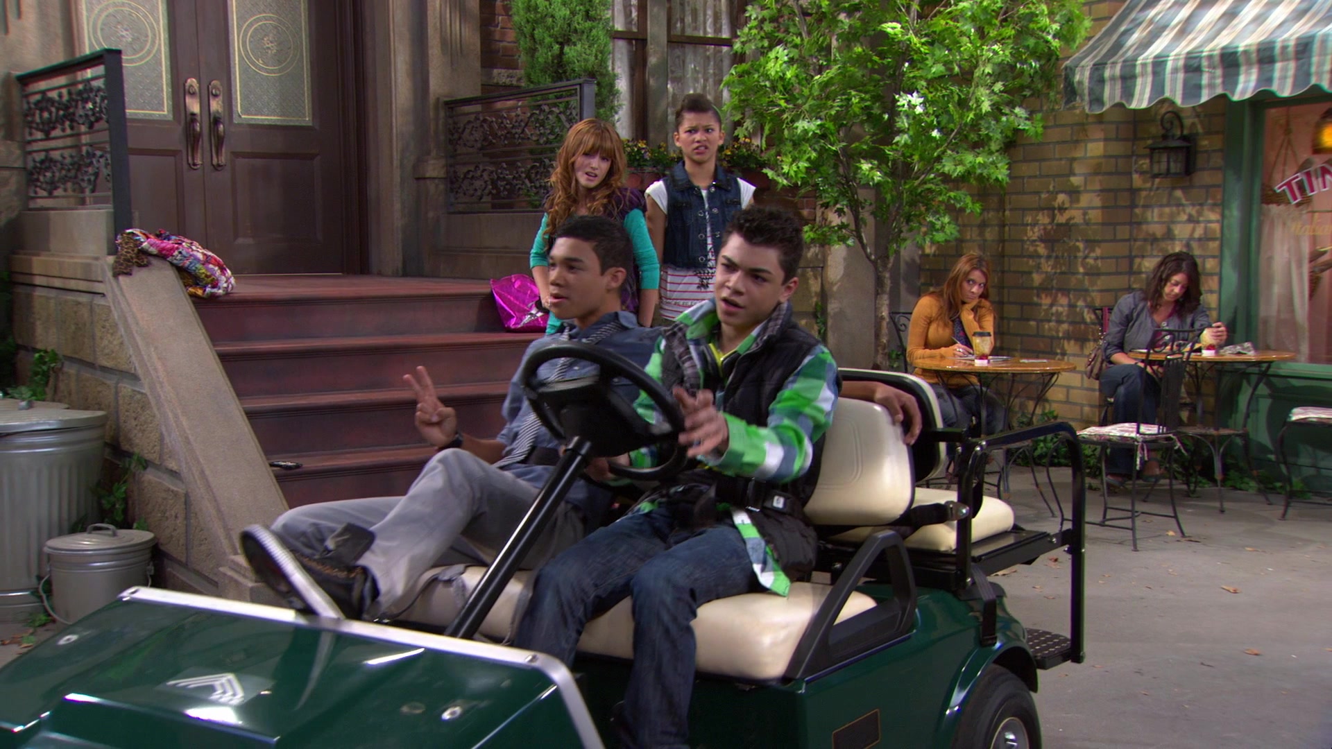 Shake_It_Up_S01E07_1080p_BTD_000663.jpg