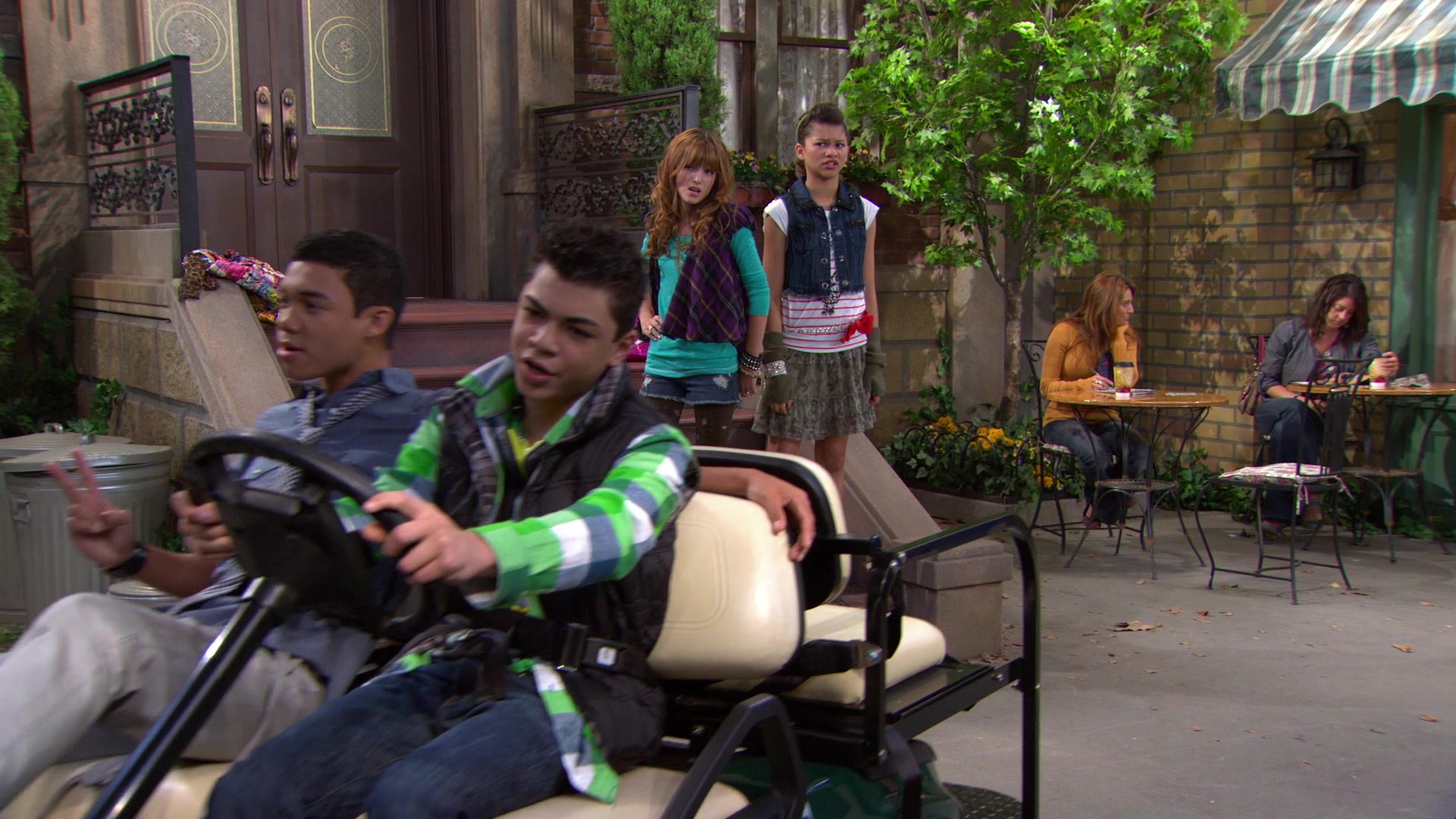 Shake_It_Up_S01E07_1080p_BTD_000666.jpg