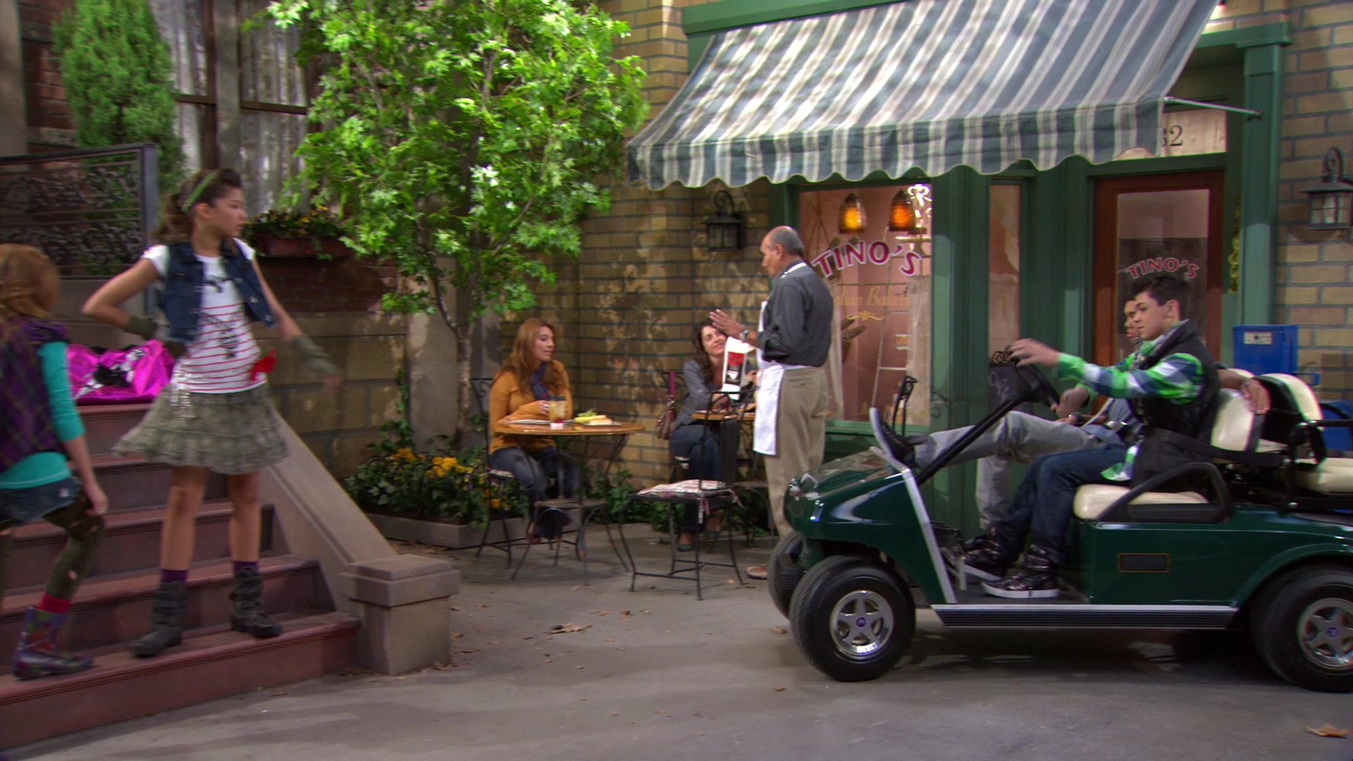 Shake_It_Up_S01E07_1080p_BTD_000758.jpg Shake_It_Up_S01E07_1080p_BTD_000758.jpg