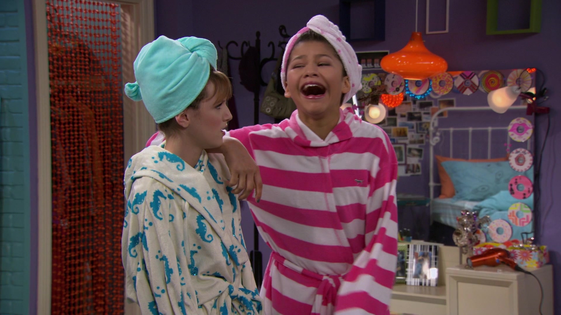 Shake_It_Up_S01E07_1080p_BTD_000939.jpg