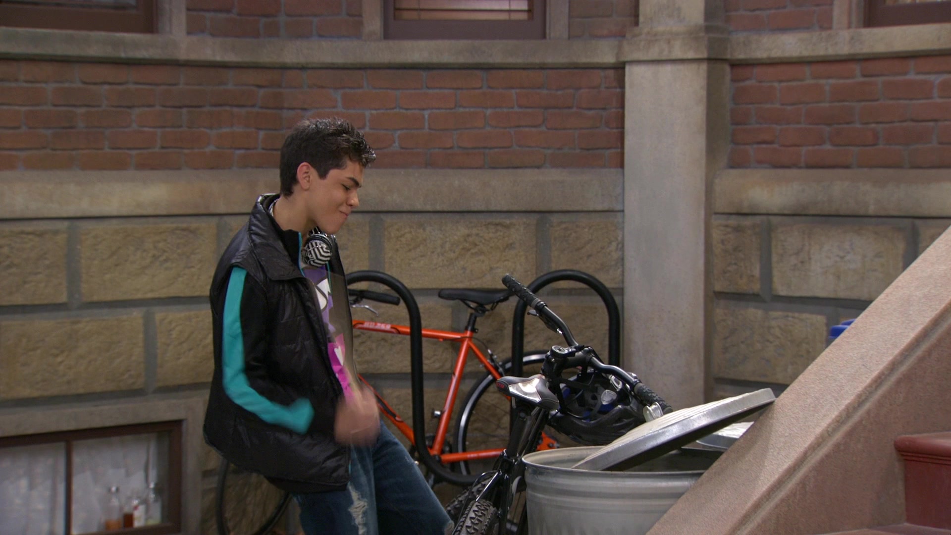Shake_It_Up_S01E08_1080p_BTD_000082.jpg