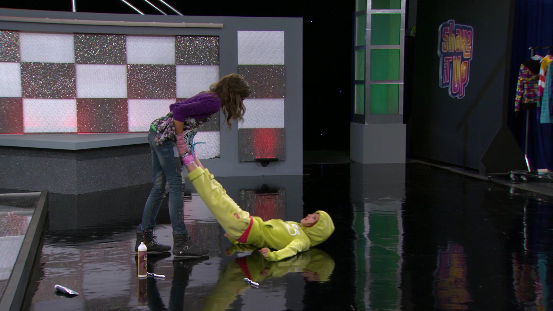 Shake_It_Up_S01E08_1080p_BTD_002202.jpg