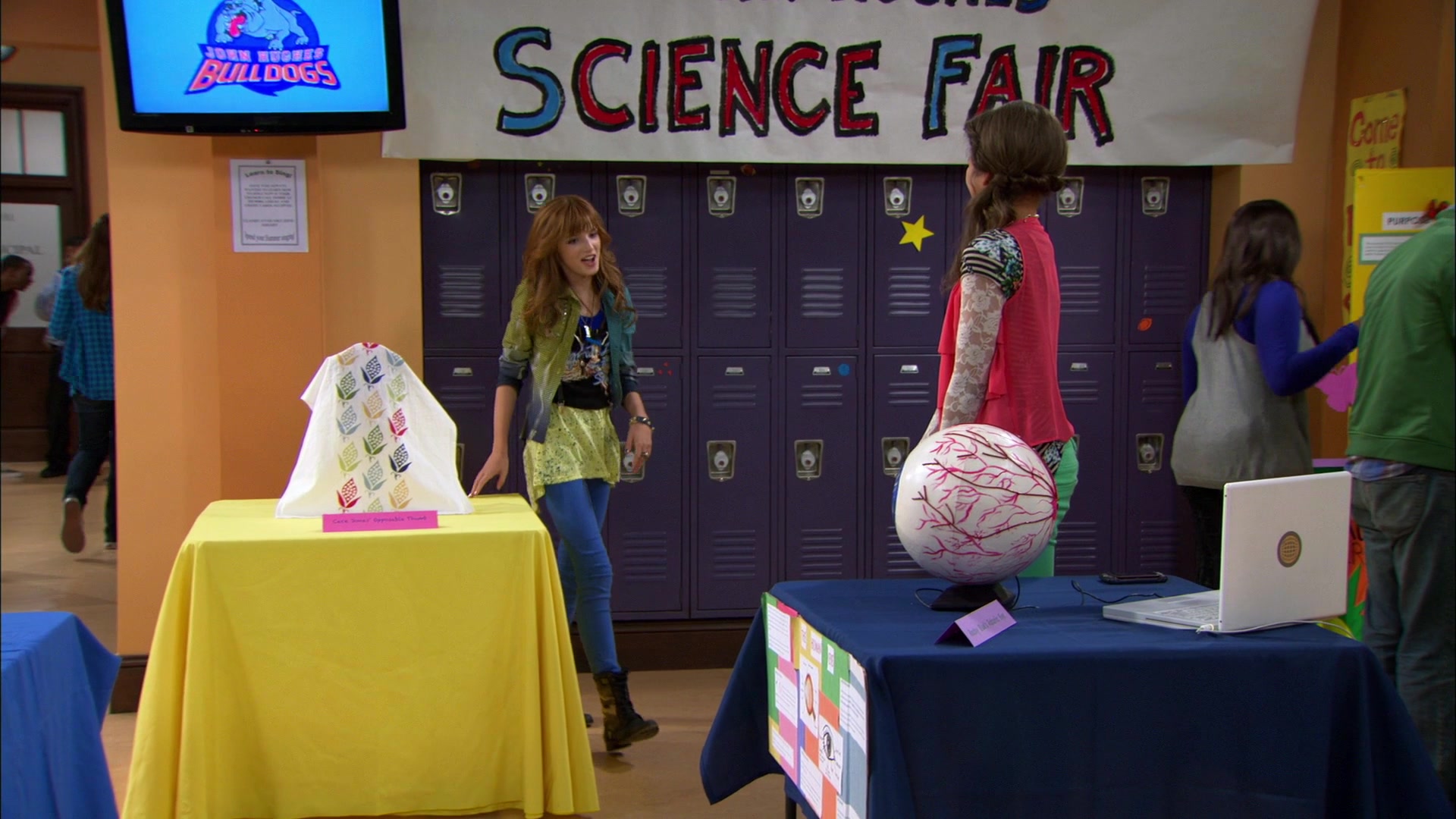 Shake_It_Up_S01E12_1080p_BTD_000608.jpg