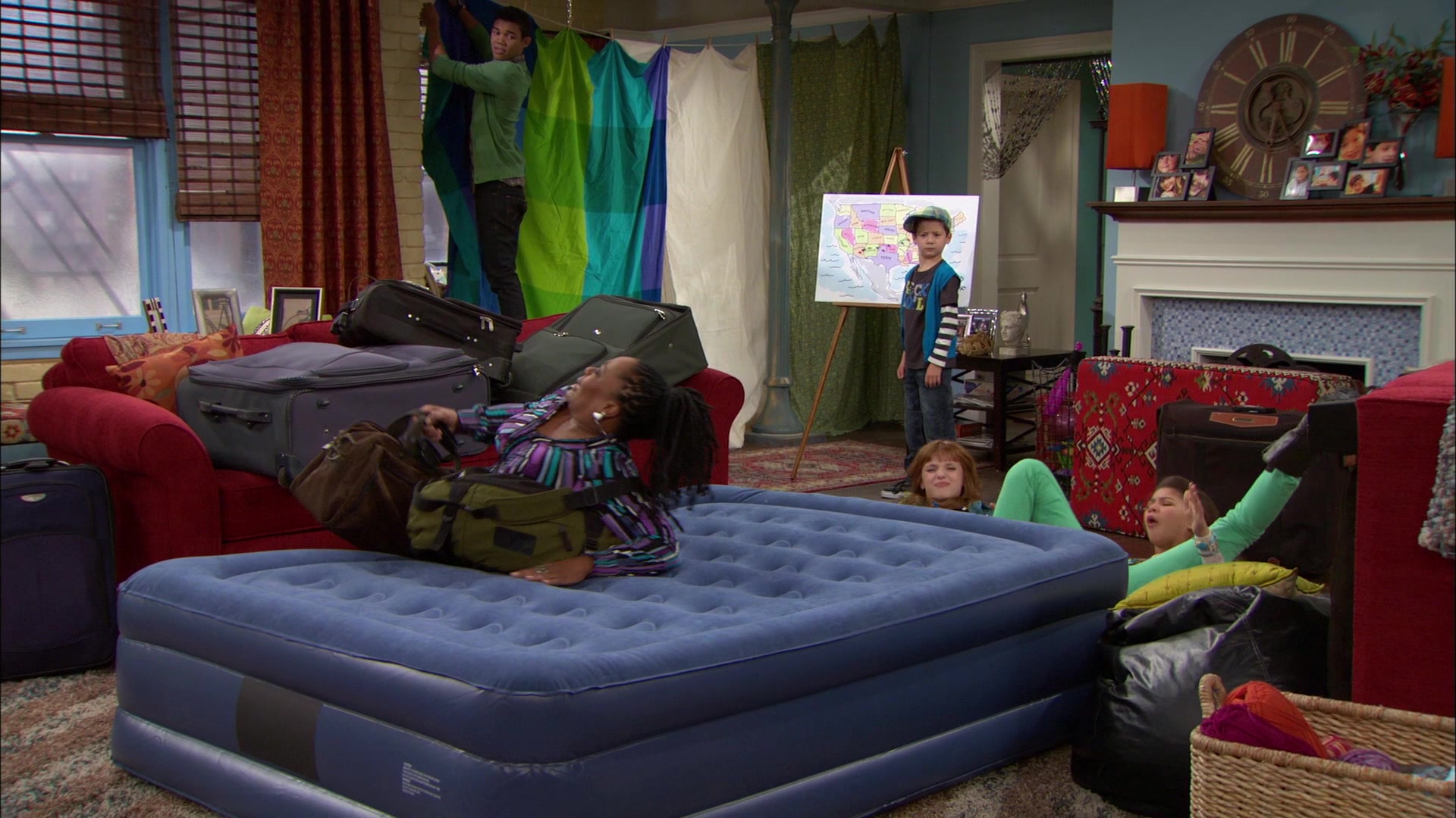 Shake_It_Up_S01E12_1080p_BTD_001050.jpg