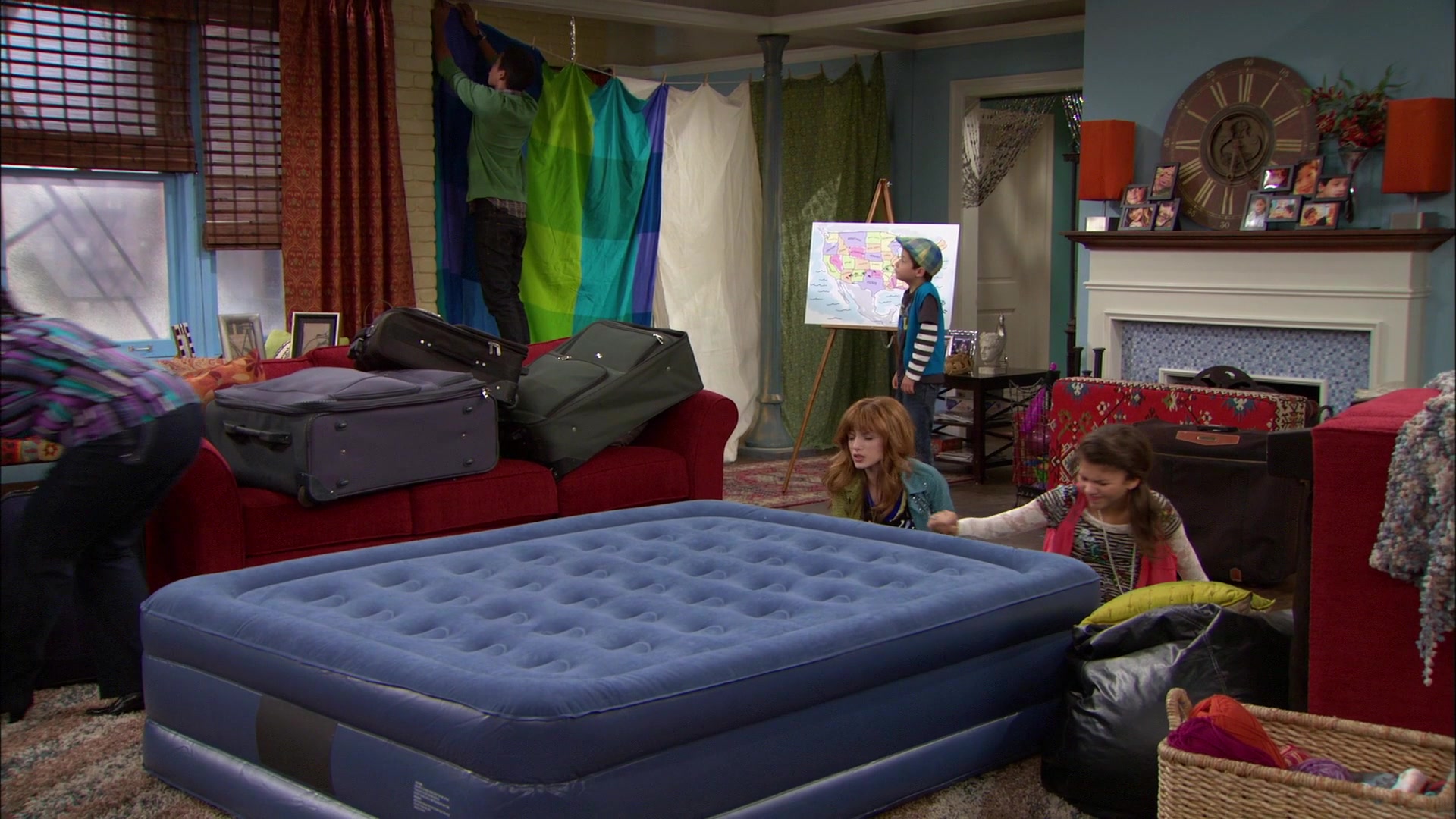 Shake_It_Up_S01E12_1080p_BTD_001056.jpg