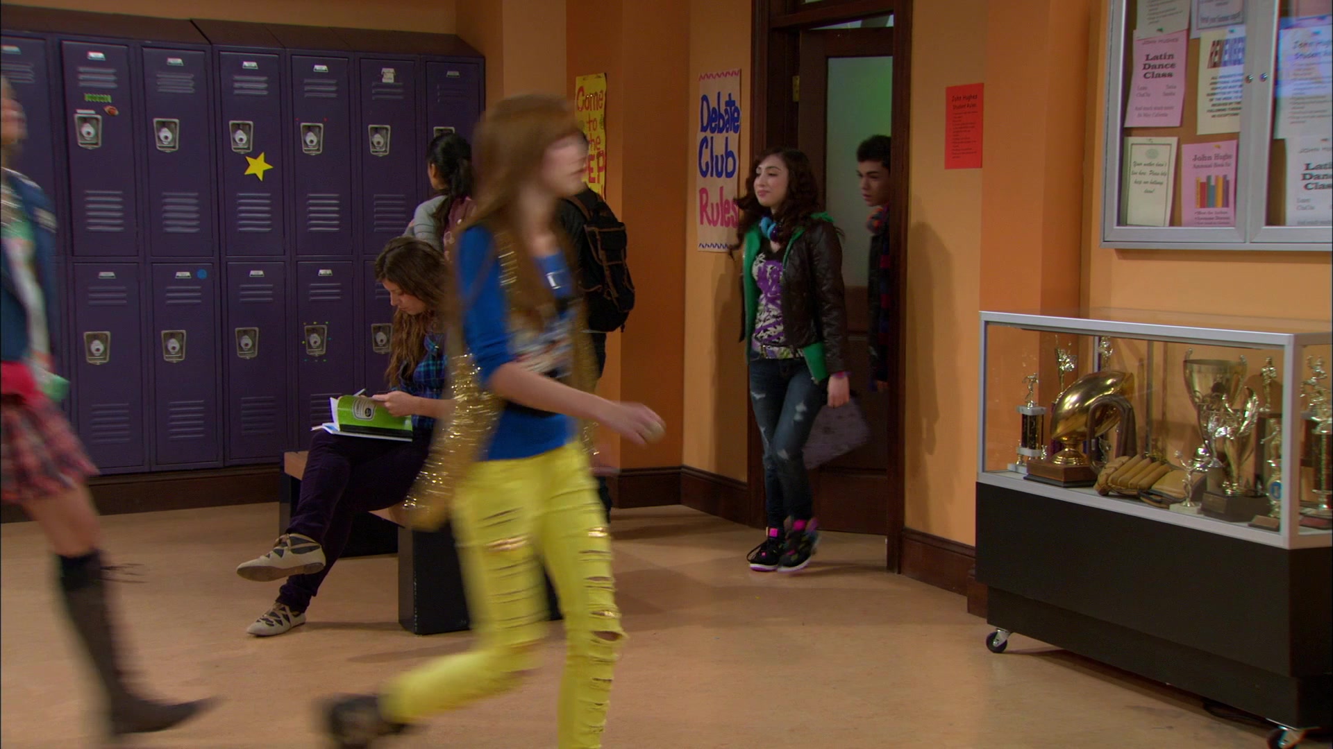 Shake_It_Up_S01E13_1080p_BTD_000617.jpg