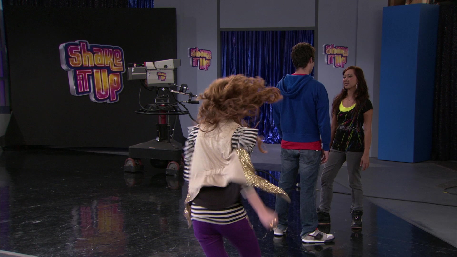 Shake_It_Up_S01E15_1080p_BTD_000235.jpg