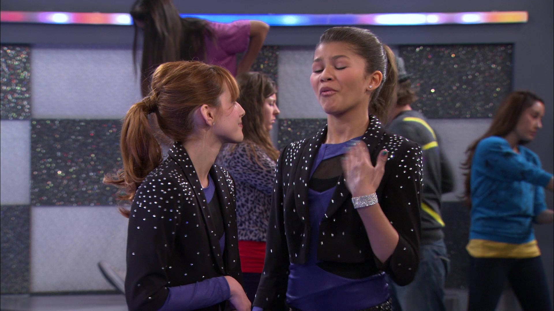 Shake_It_Up_S01E15_1080p_BTD_002765.jpg