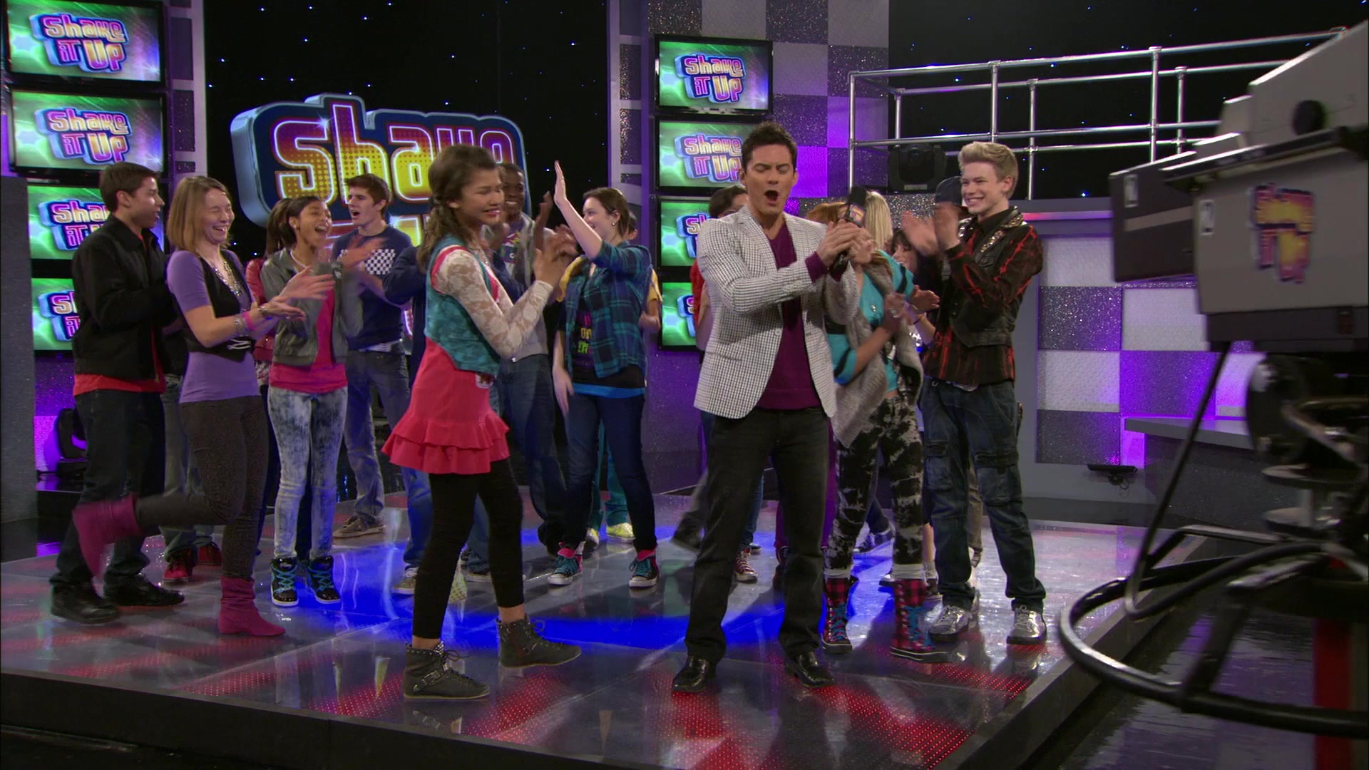 Shake_It_Up_S01E18_1080p_BTD_000149.jpg