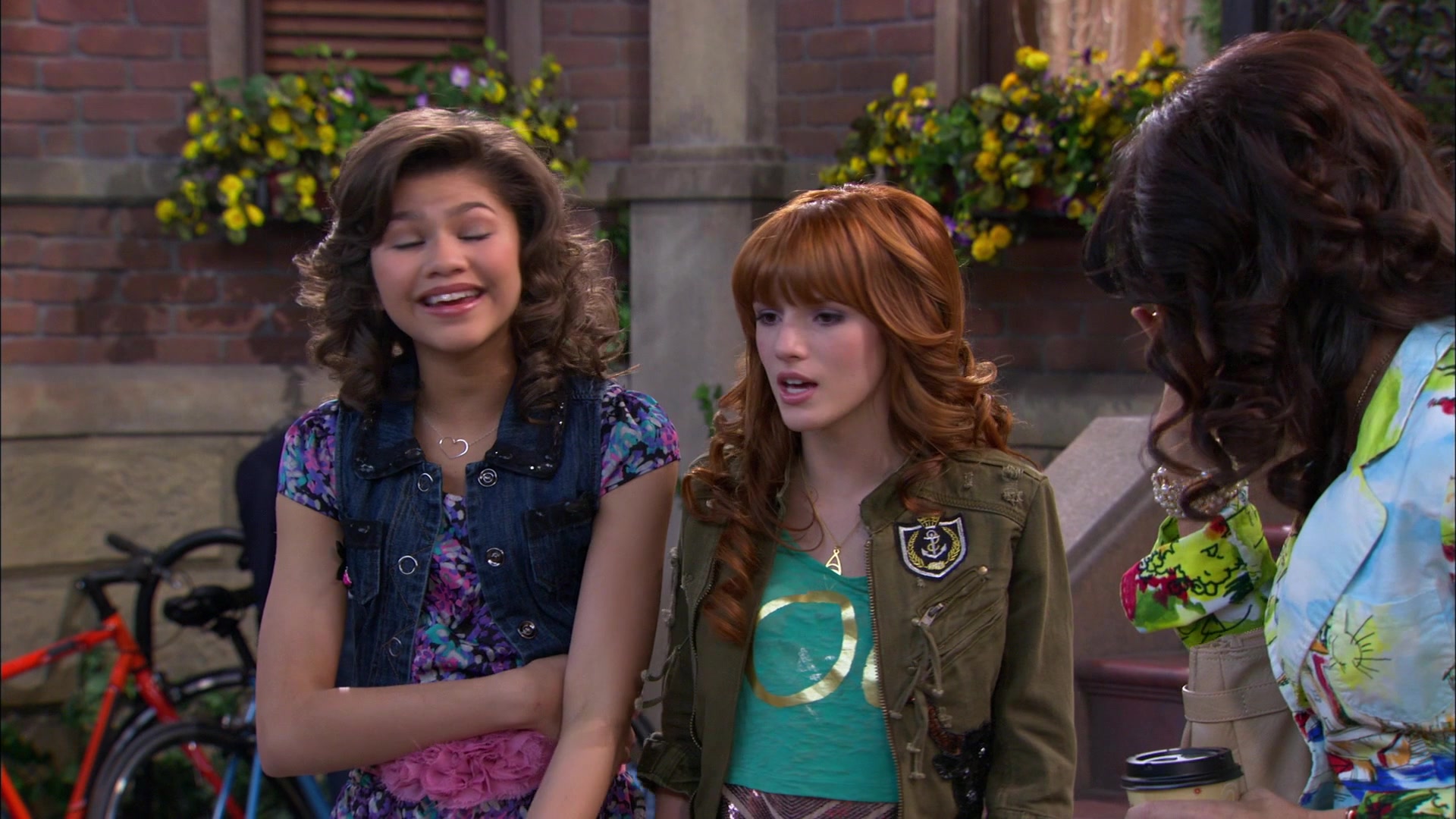 Shake_It_Up_S01E19_1080p_001248.jpg Shake_It_Up_S01E19_1080p_001248.jpg