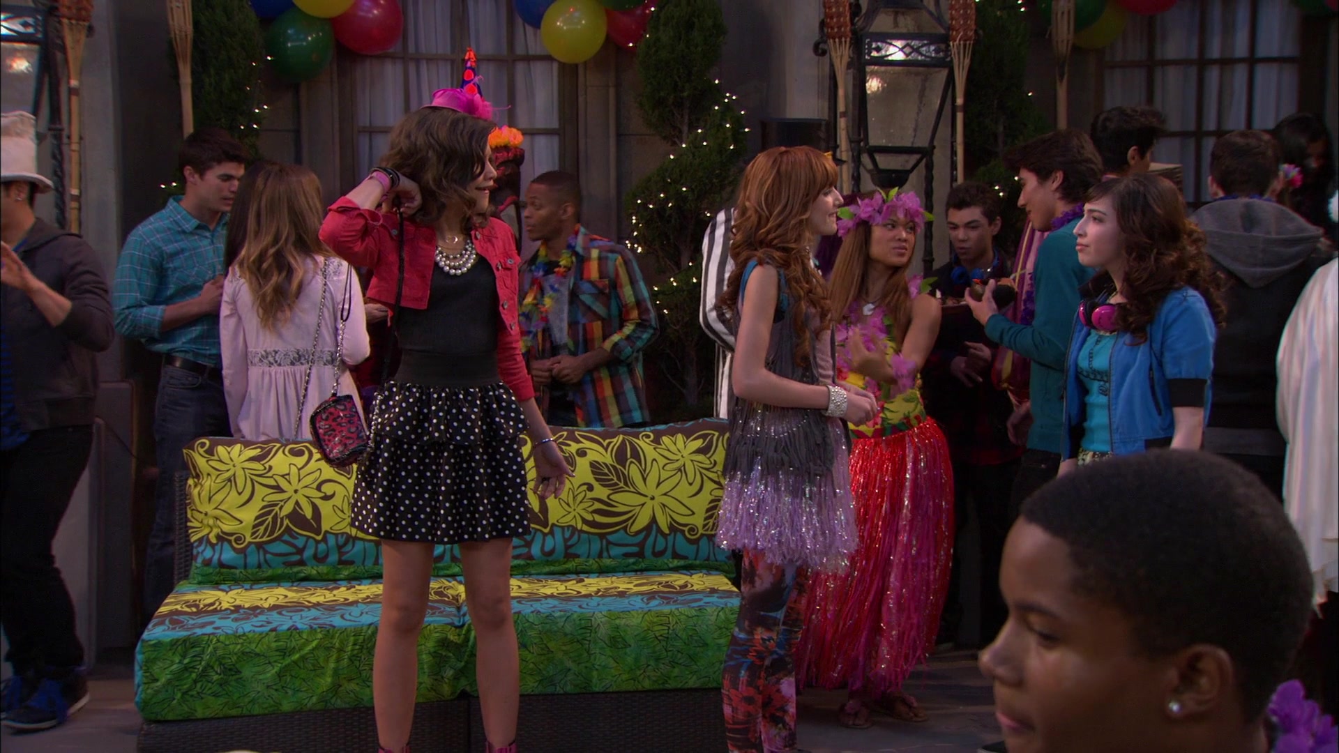 Shake_It_Up_S01E19_1080p_002135.jpg Shake_It_Up_S01E19_1080p_002135.jpg