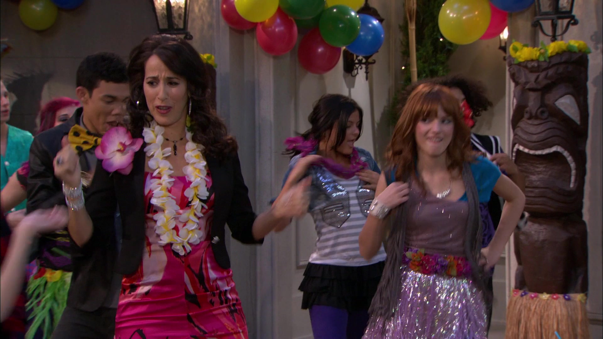 Shake_It_Up_S01E19_1080p_002543.jpg Shake_It_Up_S01E19_1080p_002543.jpg