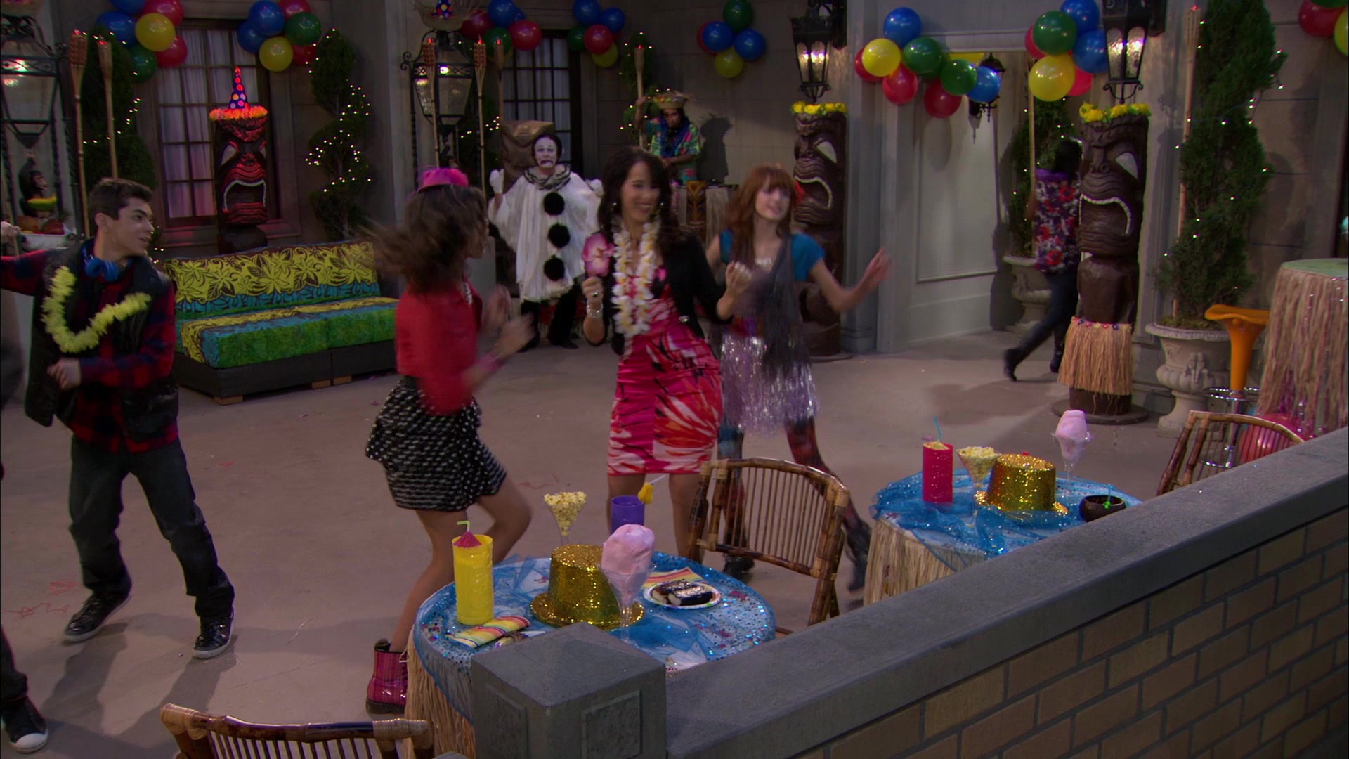 Shake_It_Up_S01E19_1080p_002602.jpg Shake_It_Up_S01E19_1080p_002602.jpg