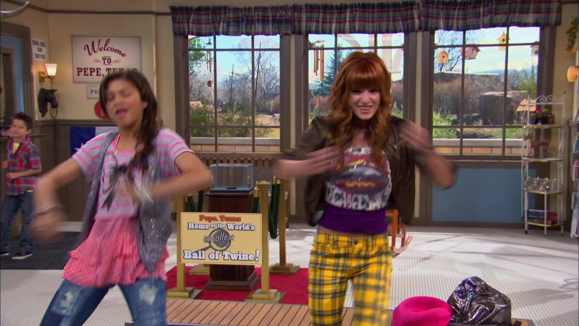 Shake_It_Up_S02E01_Shrink_It_Up_1080p_BTD_000242.jpg
