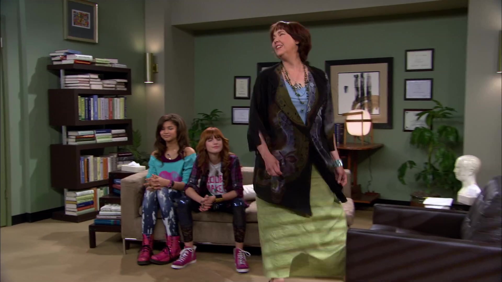 Shake_It_Up_S02E01_Shrink_It_Up_1080p_BTD_000821.jpg Shake_It_Up_S02E01_Shrink_It_Up_1080p_BTD_000821.jpg