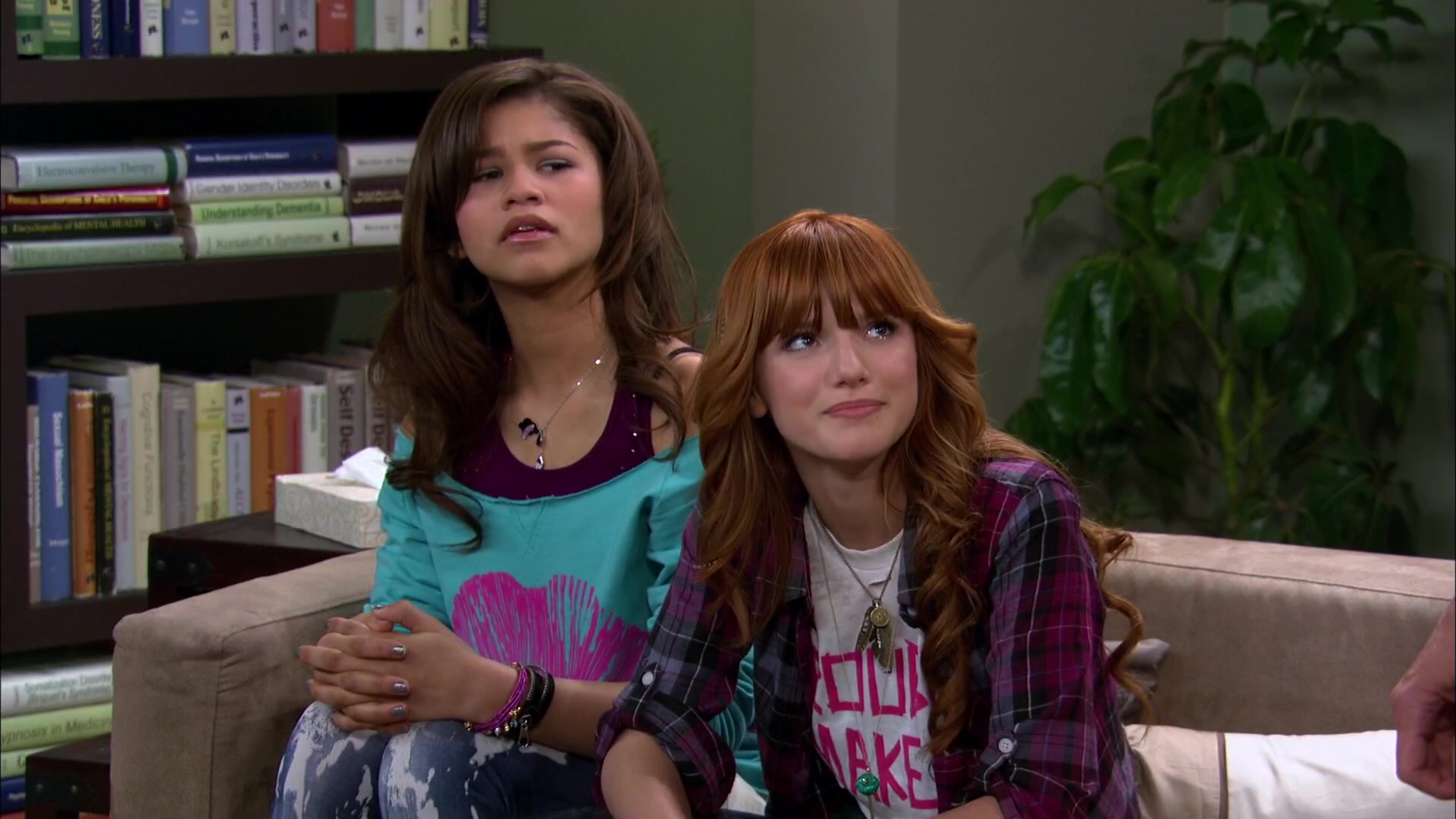 Shake_It_Up_S02E01_Shrink_It_Up_1080p_BTD_000831.jpg