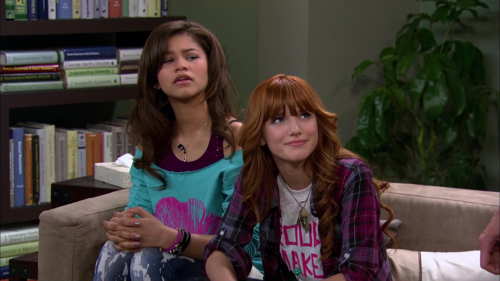 Shake_It_Up_S02E01_Shrink_It_Up_1080p_BTD_000832.jpg Shake_It_Up_S02E01_Shrink_It_Up_1080p_BTD_000832.jpg