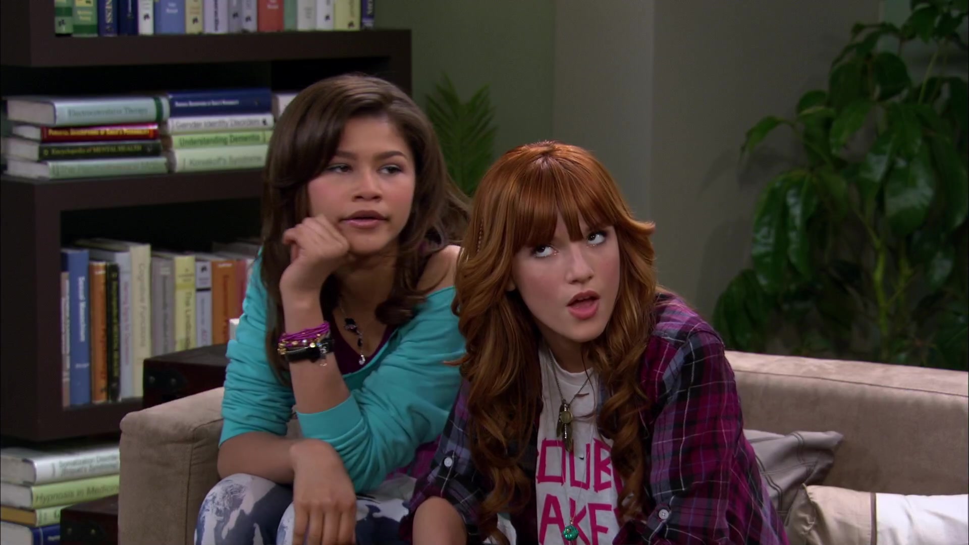 Shake_It_Up_S02E01_Shrink_It_Up_1080p_BTD_000867.jpg Shake_It_Up_S02E01_Shrink_It_Up_1080p_BTD_000867.jpg
