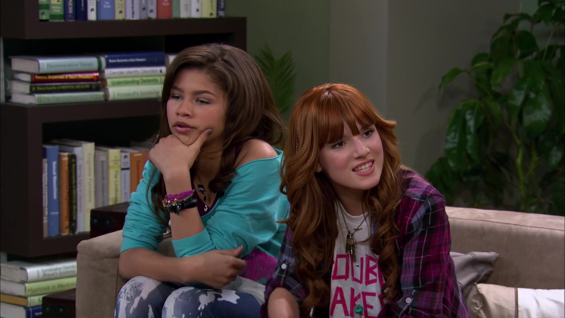 Shake_It_Up_S02E01_Shrink_It_Up_1080p_BTD_000870.jpg Shake_It_Up_S02E01_Shrink_It_Up_1080p_BTD_000870.jpg