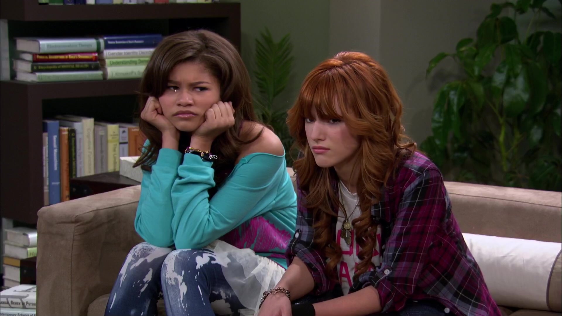 Shake_It_Up_S02E01_Shrink_It_Up_1080p_BTD_001415.jpg Shake_It_Up_S02E01_Shrink_It_Up_1080p_BTD_001415.jpg