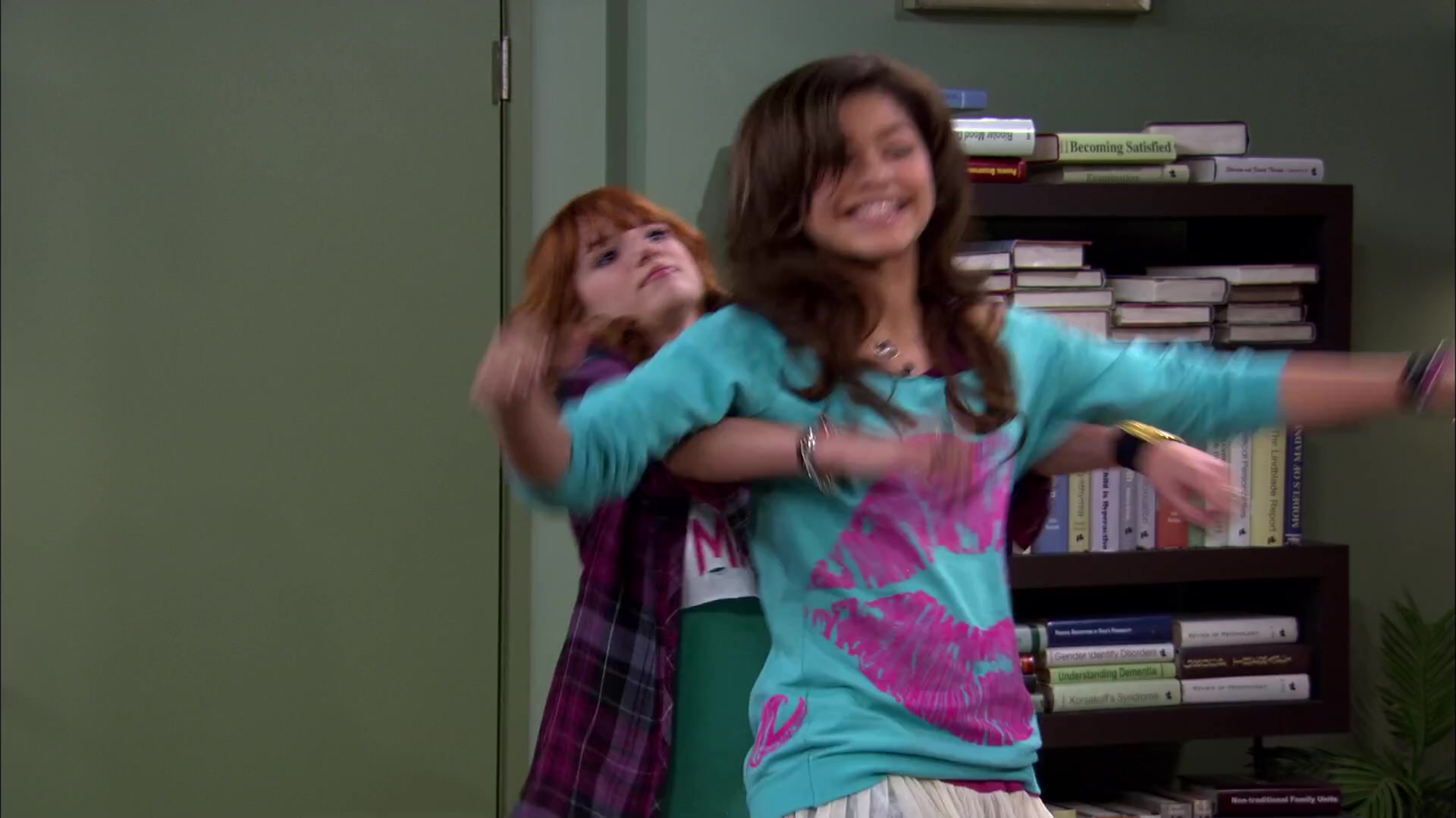 Shake_It_Up_S02E01_Shrink_It_Up_1080p_BTD_001472.jpg Shake_It_Up_S02E01_Shrink_It_Up_1080p_BTD_001472.jpg