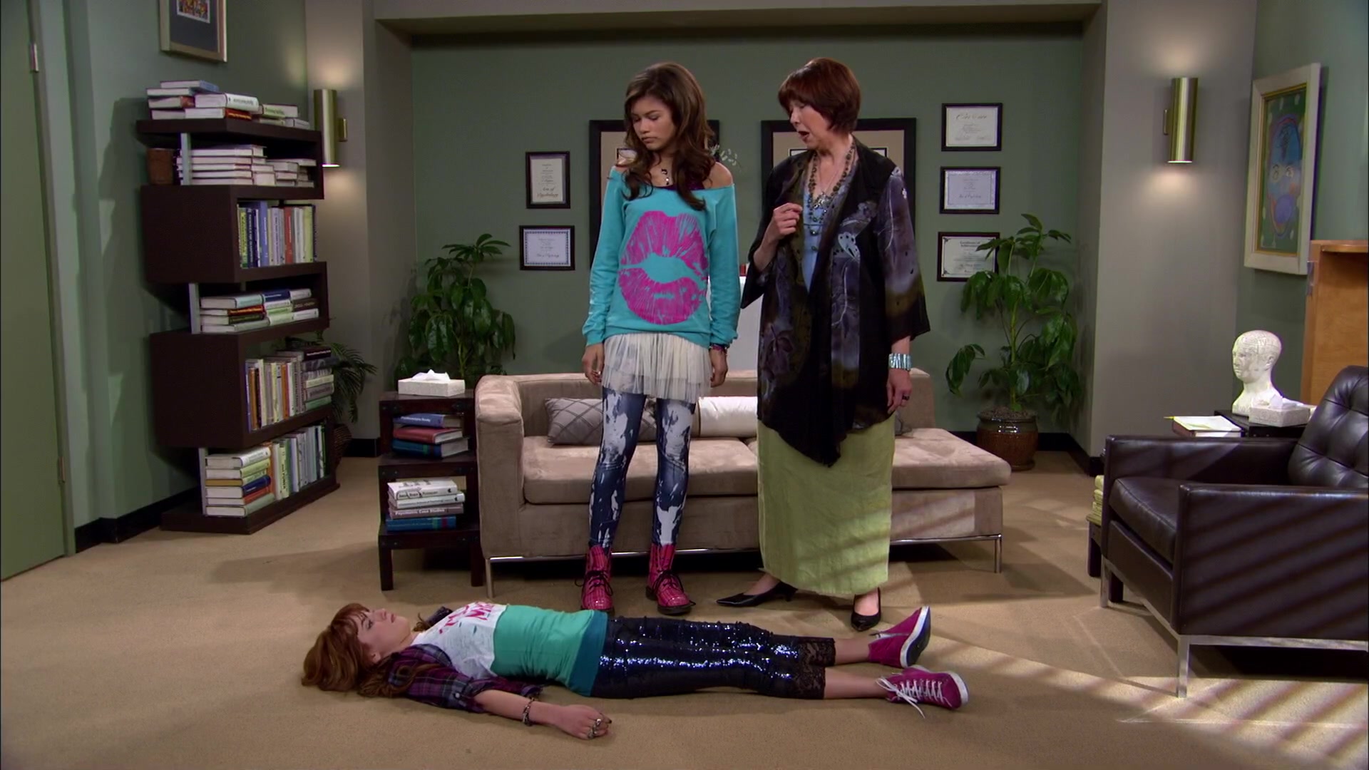 Shake_It_Up_S02E01_Shrink_It_Up_1080p_BTD_001546.jpg Shake_It_Up_S02E01_Shrink_It_Up_1080p_BTD_001546.jpg