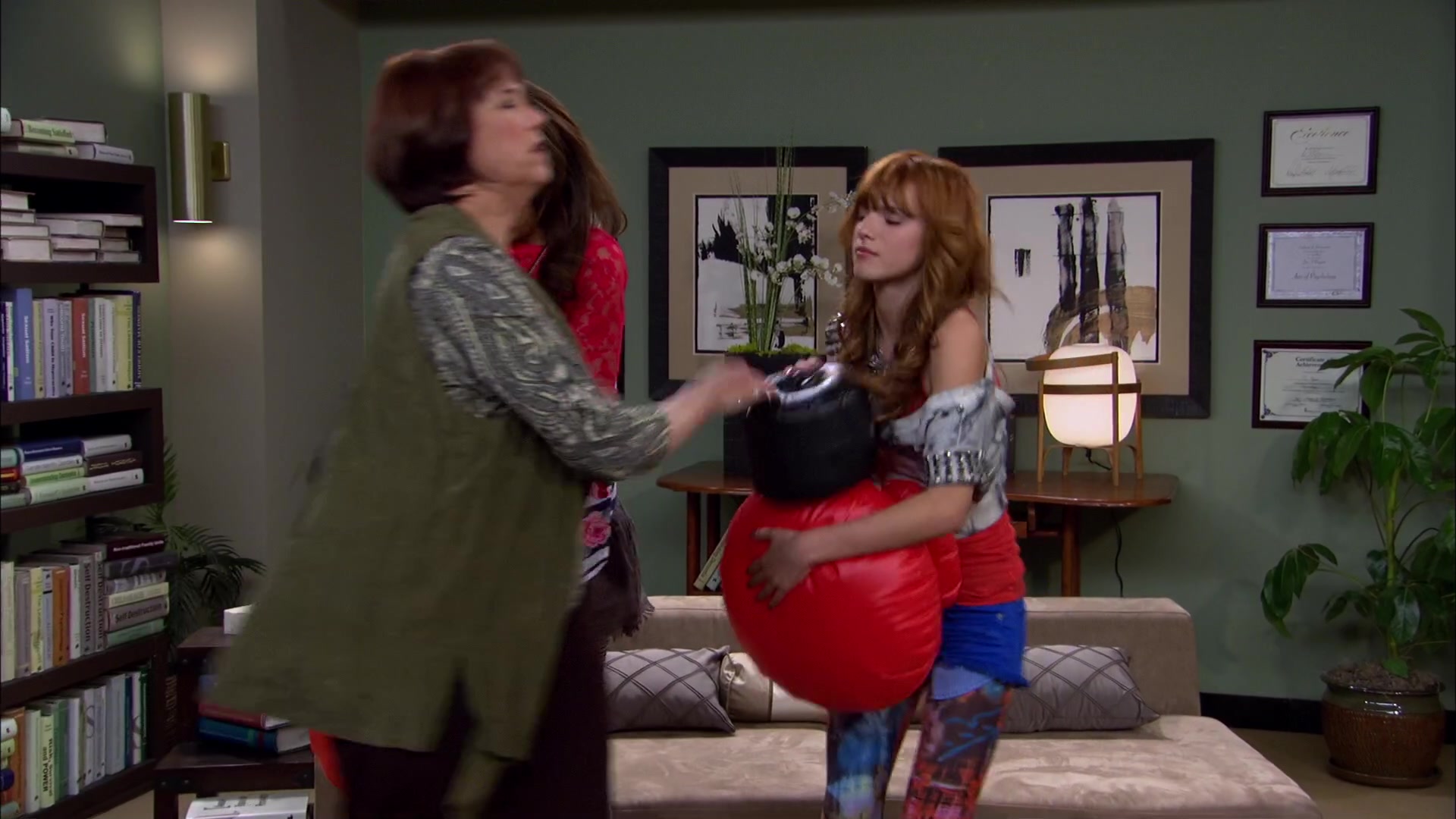 Shake_It_Up_S02E01_Shrink_It_Up_1080p_BTD_001913.jpg