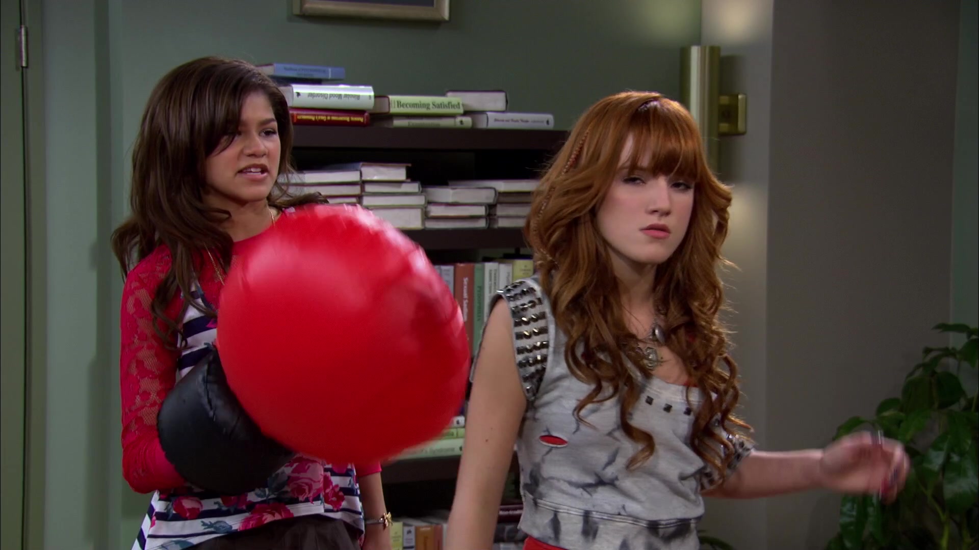 Shake_It_Up_S02E01_Shrink_It_Up_1080p_BTD_001930.jpg Shake_It_Up_S02E01_Shrink_It_Up_1080p_BTD_001930.jpg