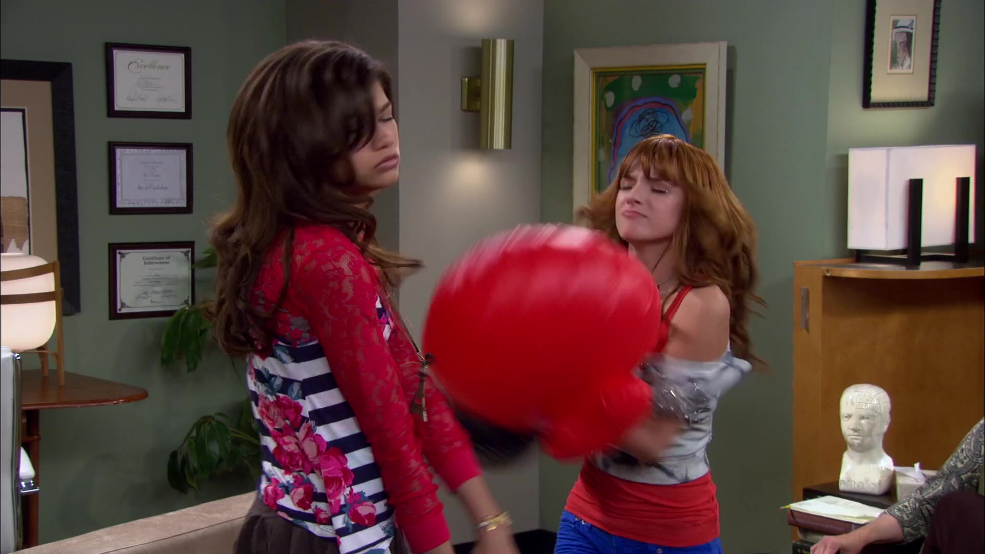 Shake_It_Up_S02E01_Shrink_It_Up_1080p_BTD_001977.jpg Shake_It_Up_S02E01_Shrink_It_Up_1080p_BTD_001977.jpg