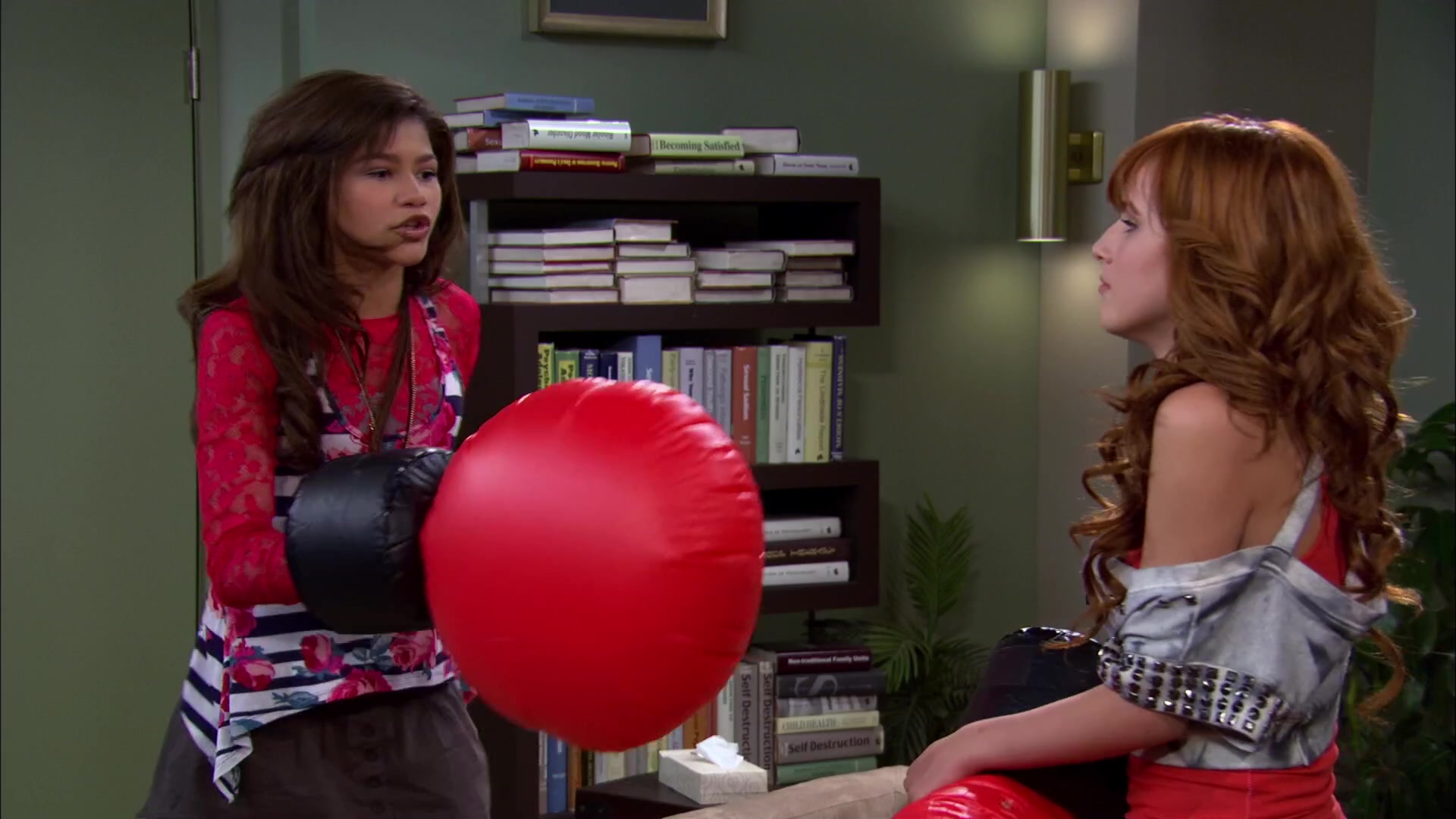 Shake_It_Up_S02E01_Shrink_It_Up_1080p_BTD_002012.jpg Shake_It_Up_S02E01_Shrink_It_Up_1080p_BTD_002012.jpg