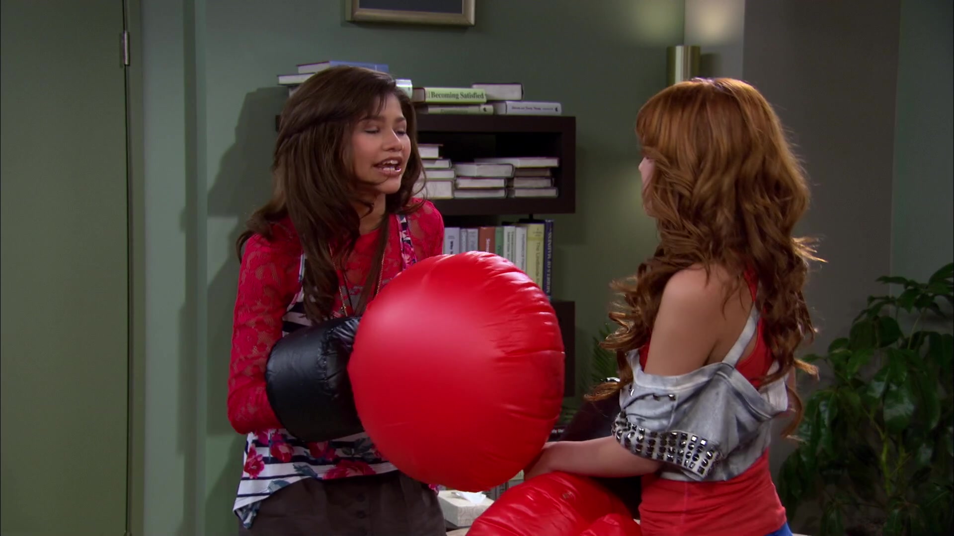 Shake_It_Up_S02E01_Shrink_It_Up_1080p_BTD_002014.jpg Shake_It_Up_S02E01_Shrink_It_Up_1080p_BTD_002014.jpg