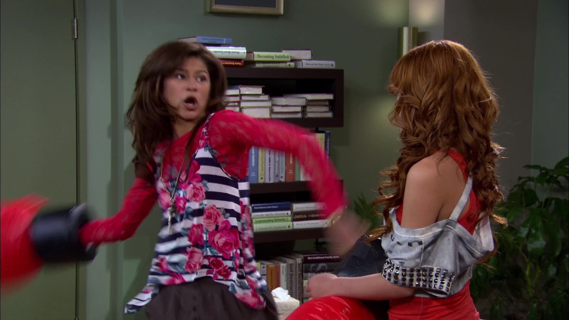 Shake_It_Up_S02E01_Shrink_It_Up_1080p_BTD_002025.jpg Shake_It_Up_S02E01_Shrink_It_Up_1080p_BTD_002025.jpg