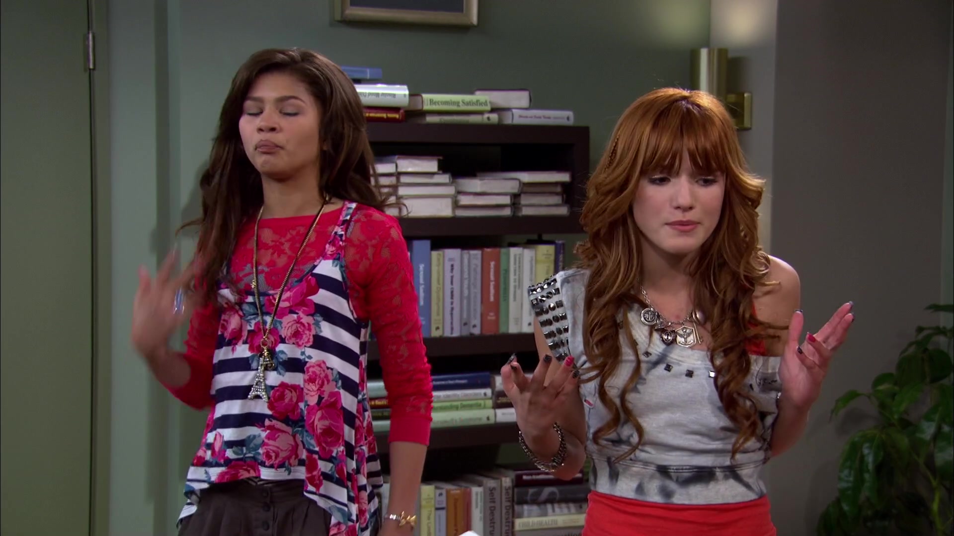 Shake_It_Up_S02E01_Shrink_It_Up_1080p_BTD_002061.jpg