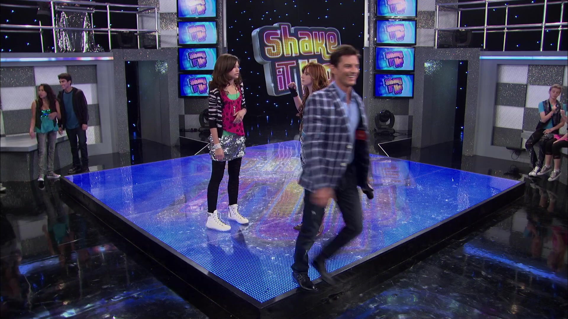 Shake_It_Up_S02E01_Shrink_It_Up_1080p_BTD_003030.jpg Shake_It_Up_S02E01_Shrink_It_Up_1080p_BTD_003030.jpg