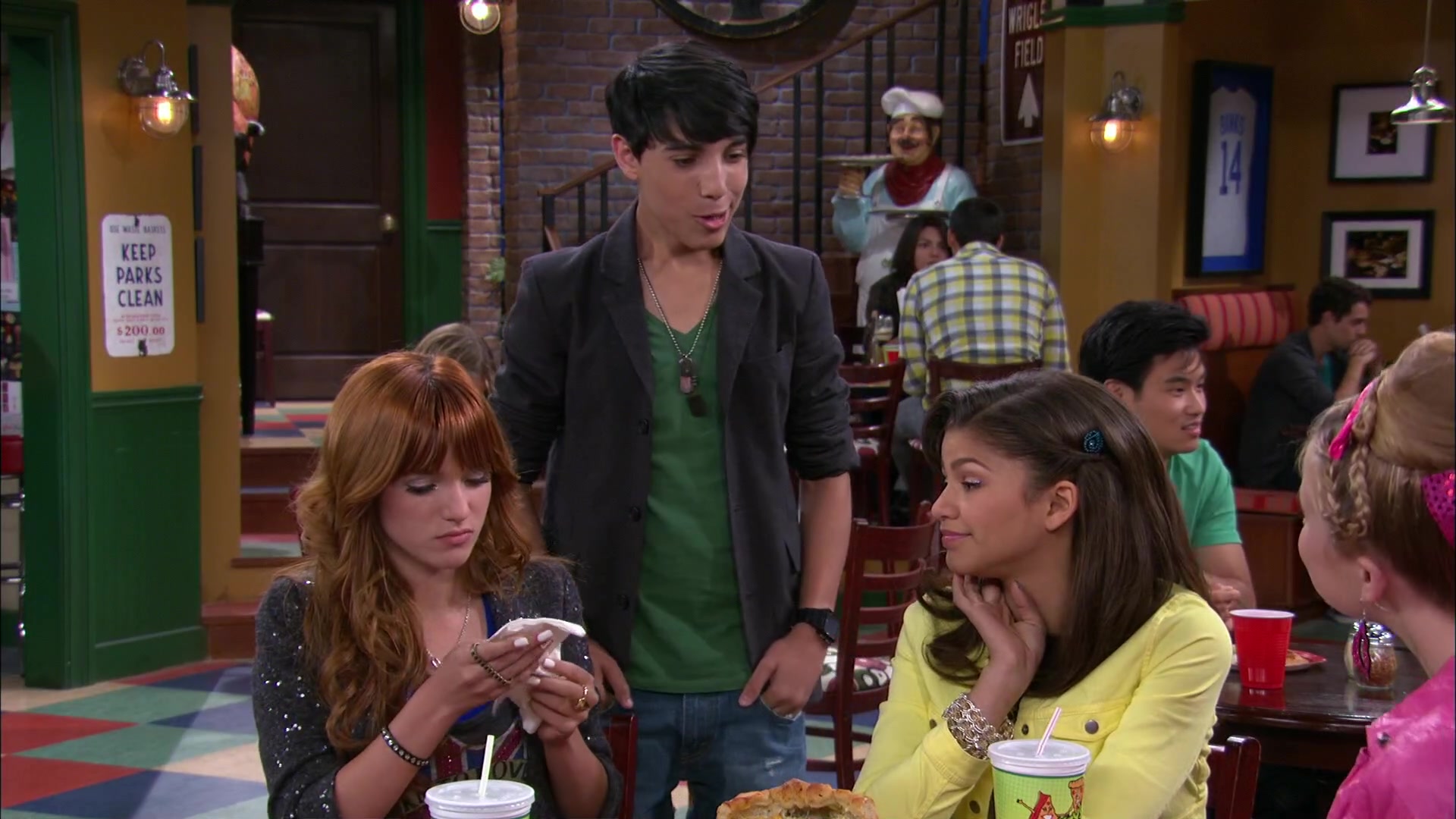 Shake_It_Up_S02E02_Three_s_a_Crowd_It_Up_1080p_BTD_002173.jpg Shake_It_Up_S02E02_Three_s_a_Crowd_It_Up_1080p_BTD_002173.jpg