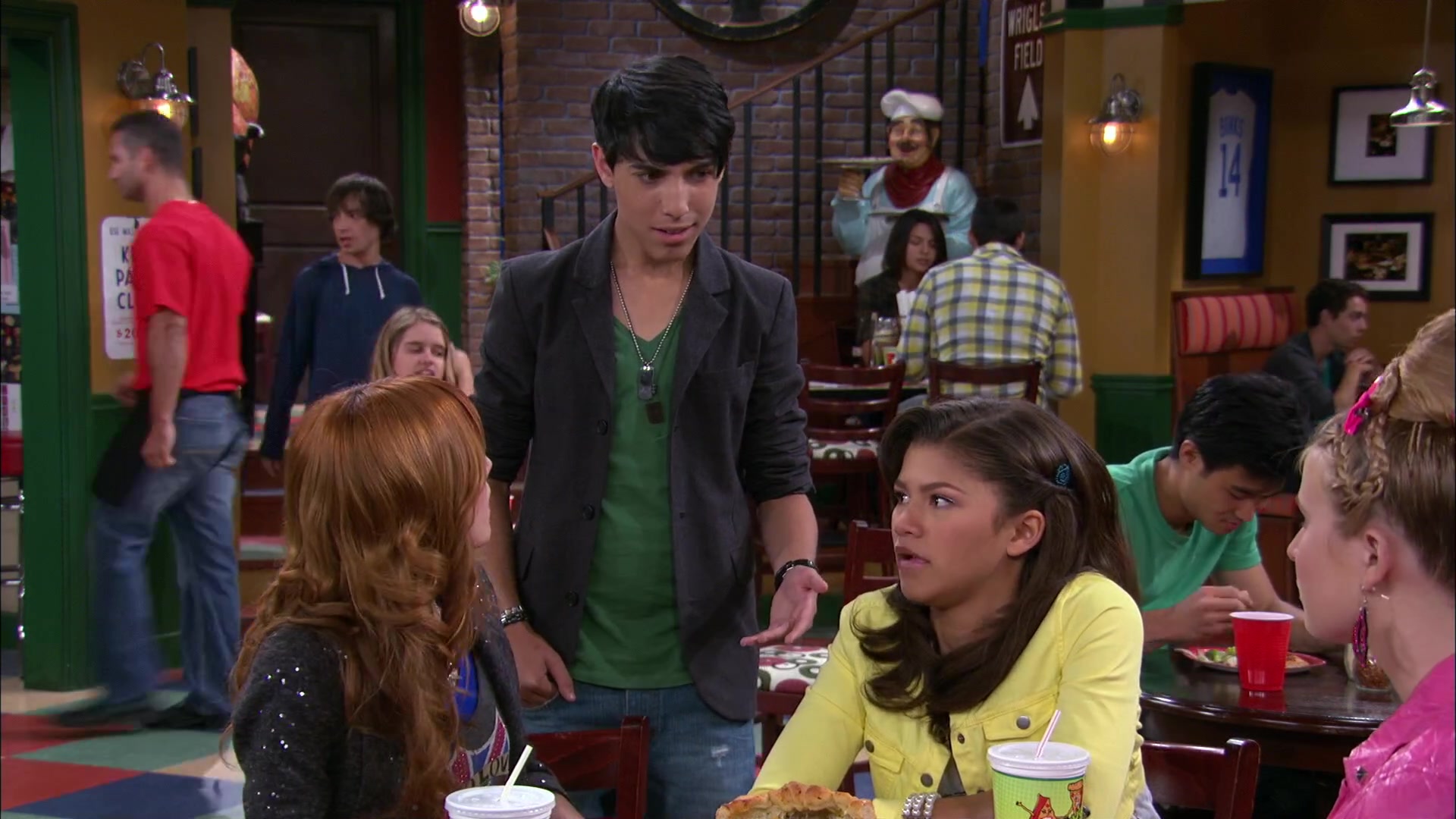 Shake_It_Up_S02E02_Three_s_a_Crowd_It_Up_1080p_BTD_002216.jpg Shake_It_Up_S02E02_Three_s_a_Crowd_It_Up_1080p_BTD_002216.jpg