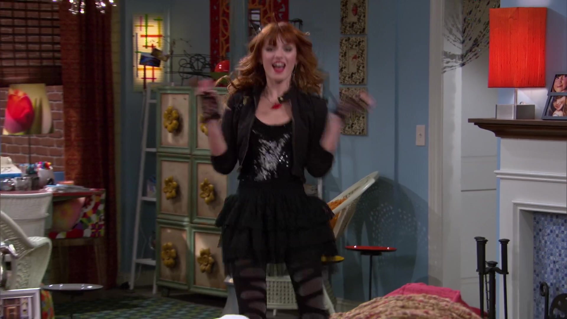 Shake_It_Up_S02E04_Beam_It_Up_1080p_BTD_000055.jpg