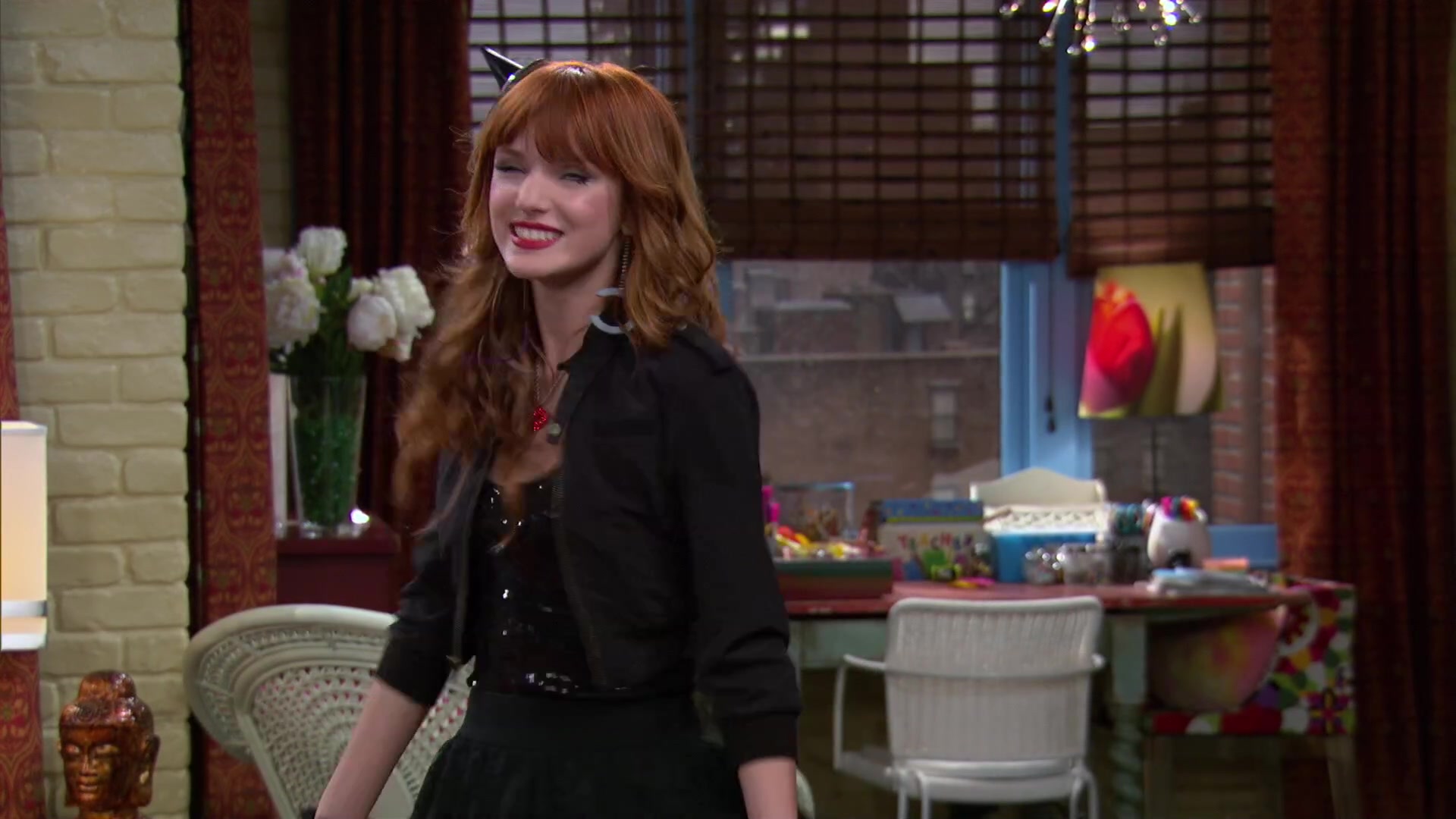 Shake_It_Up_S02E04_Beam_It_Up_1080p_BTD_000081.jpg