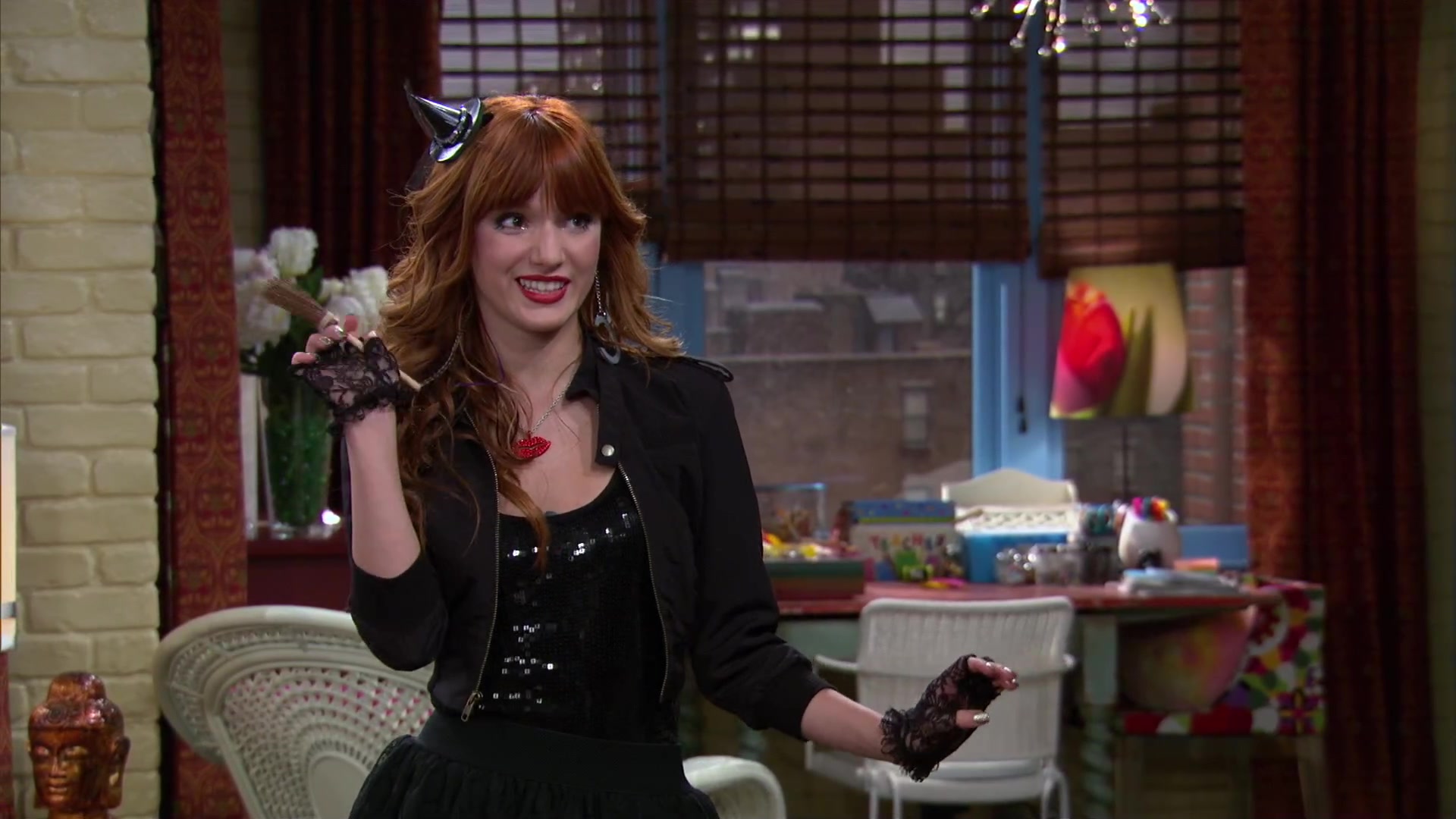 Shake_It_Up_S02E04_Beam_It_Up_1080p_BTD_000095.jpg