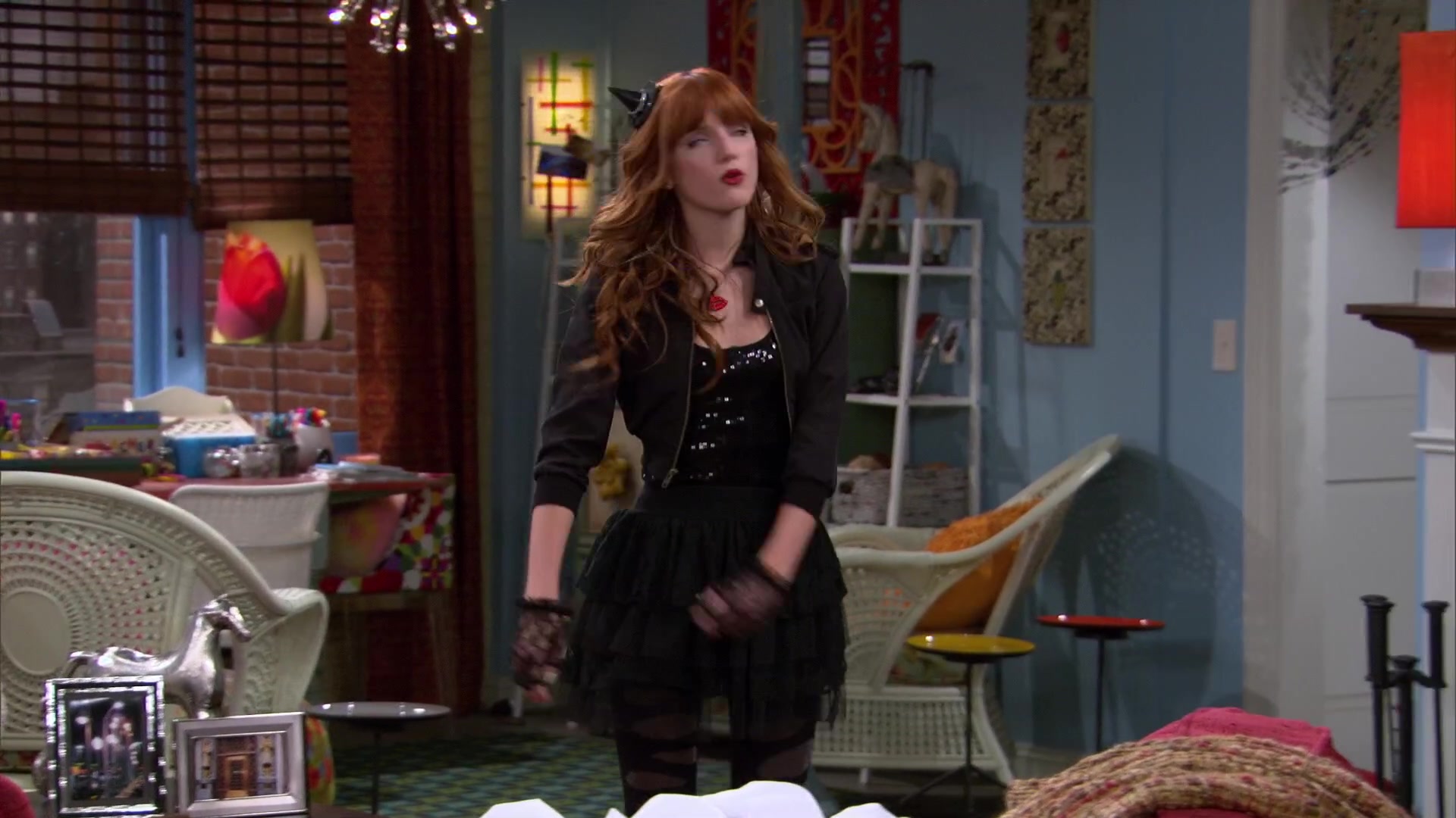 Shake_It_Up_S02E04_Beam_It_Up_1080p_BTD_000108.jpg
