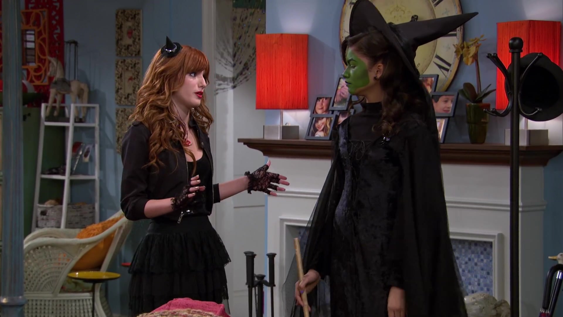 Shake_It_Up_S02E04_Beam_It_Up_1080p_BTD_000116.jpg