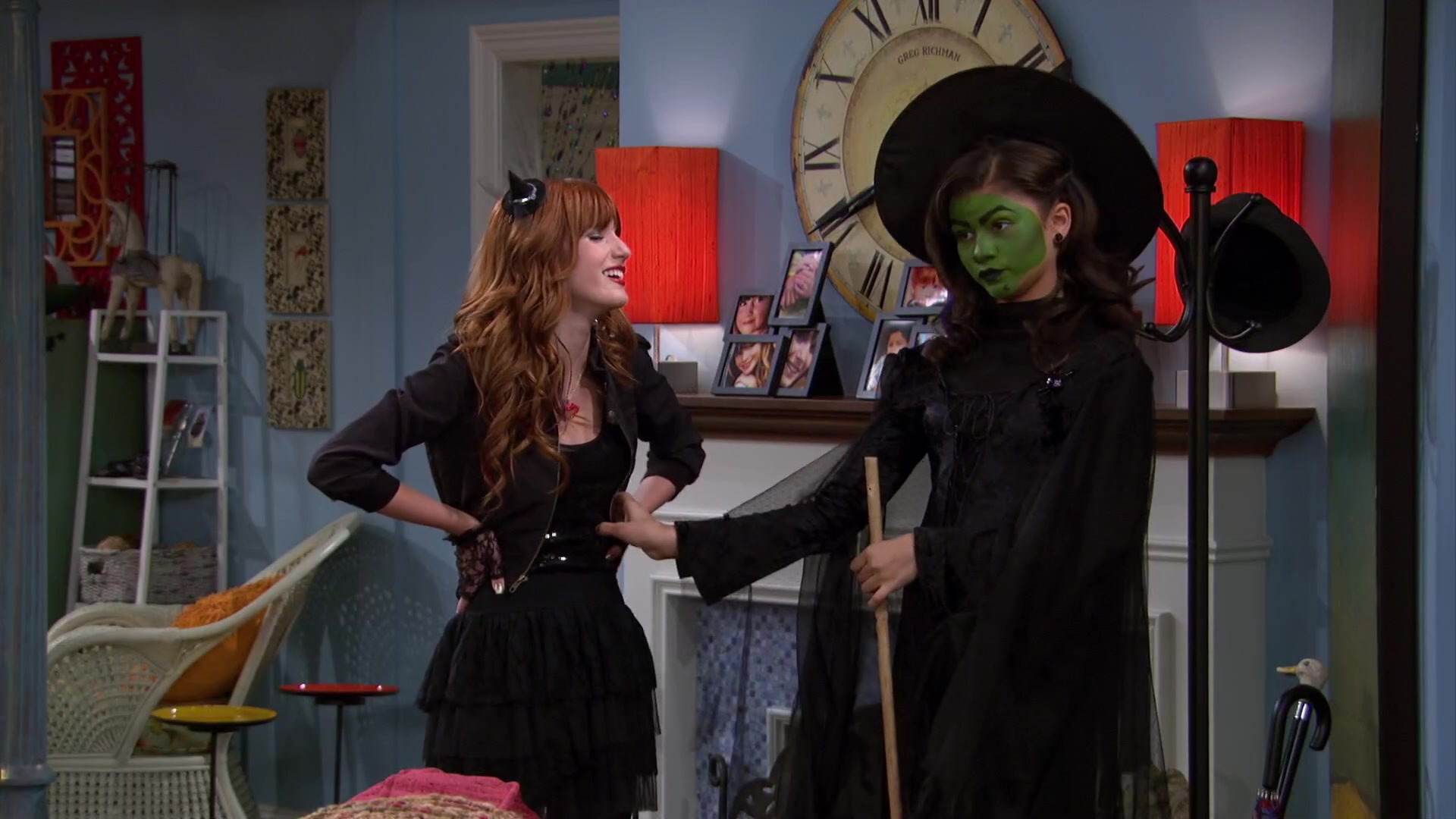 Shake_It_Up_S02E04_Beam_It_Up_1080p_BTD_000161.jpg