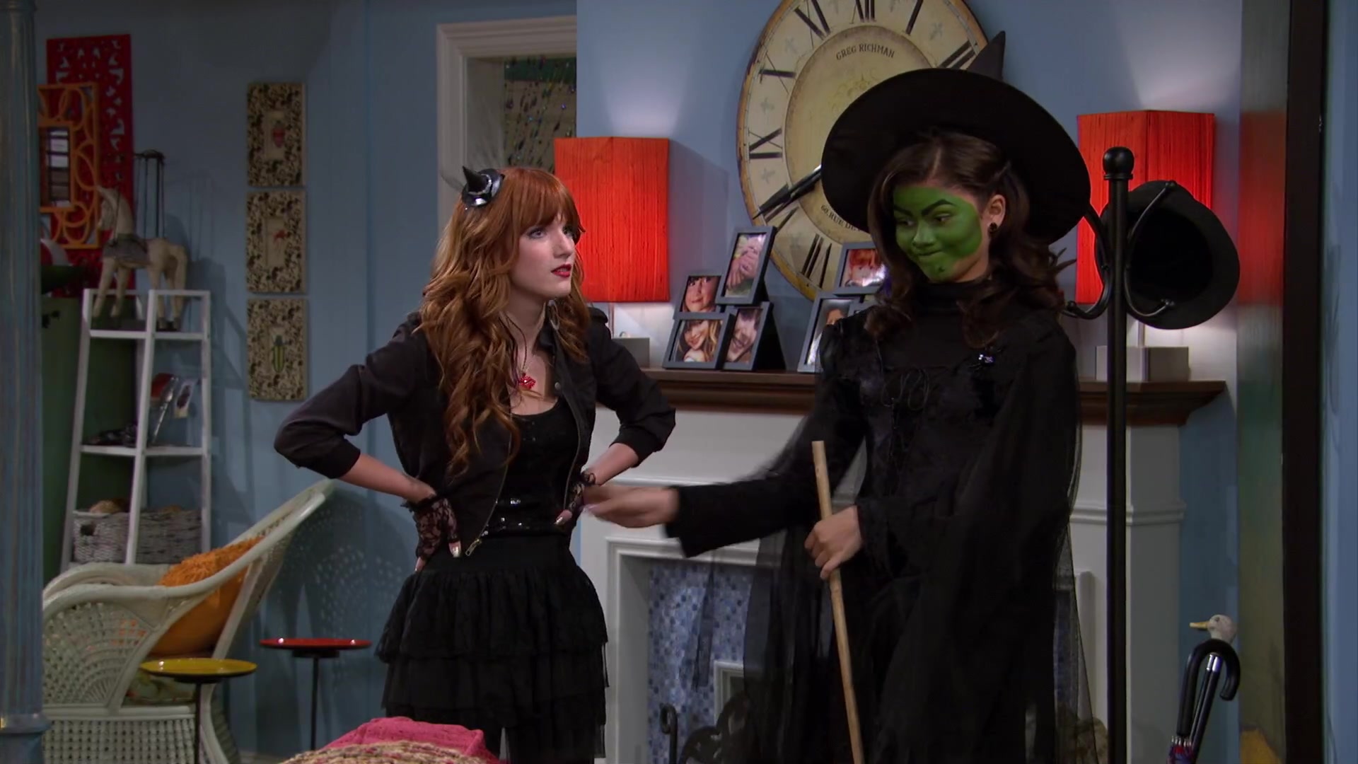 Shake_It_Up_S02E04_Beam_It_Up_1080p_BTD_000163.jpg