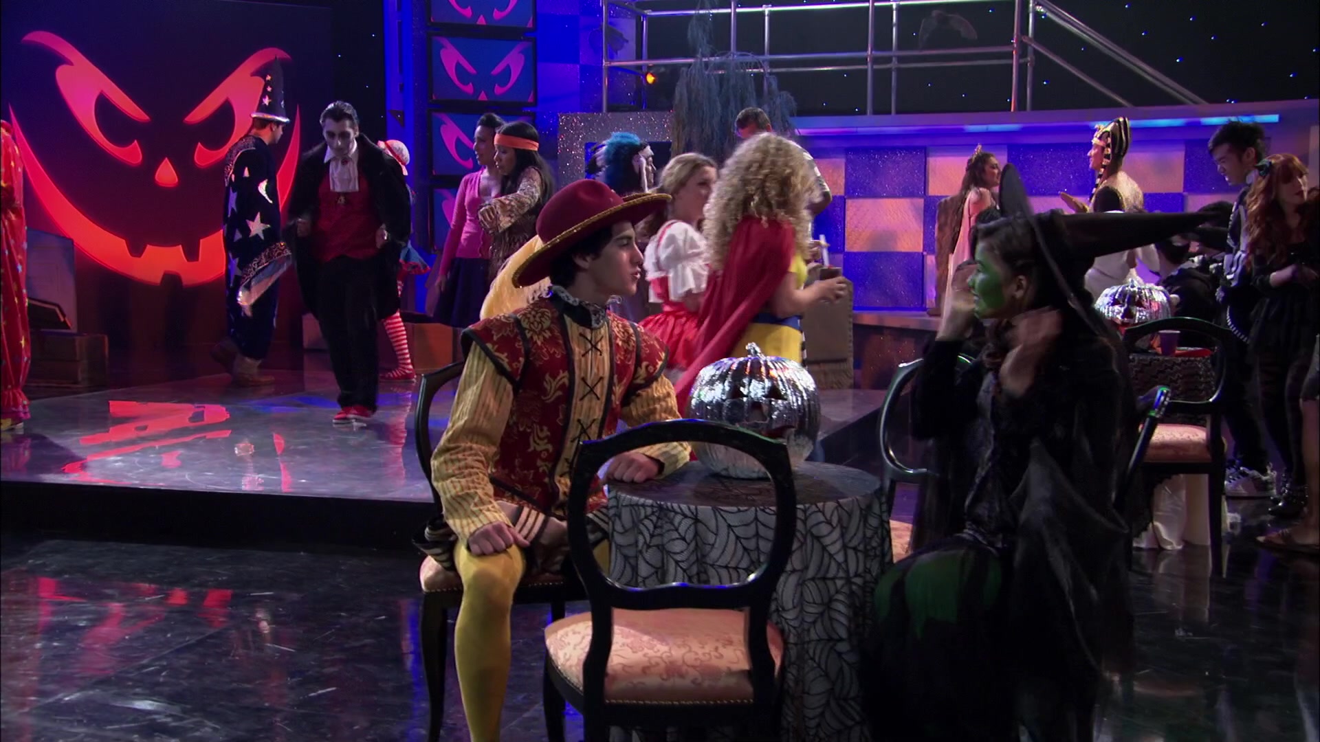 Shake_It_Up_S02E04_Beam_It_Up_1080p_BTD_000464.jpg