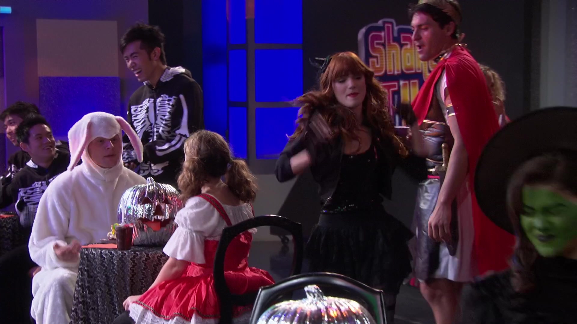 Shake_It_Up_S02E04_Beam_It_Up_1080p_BTD_000502.jpg