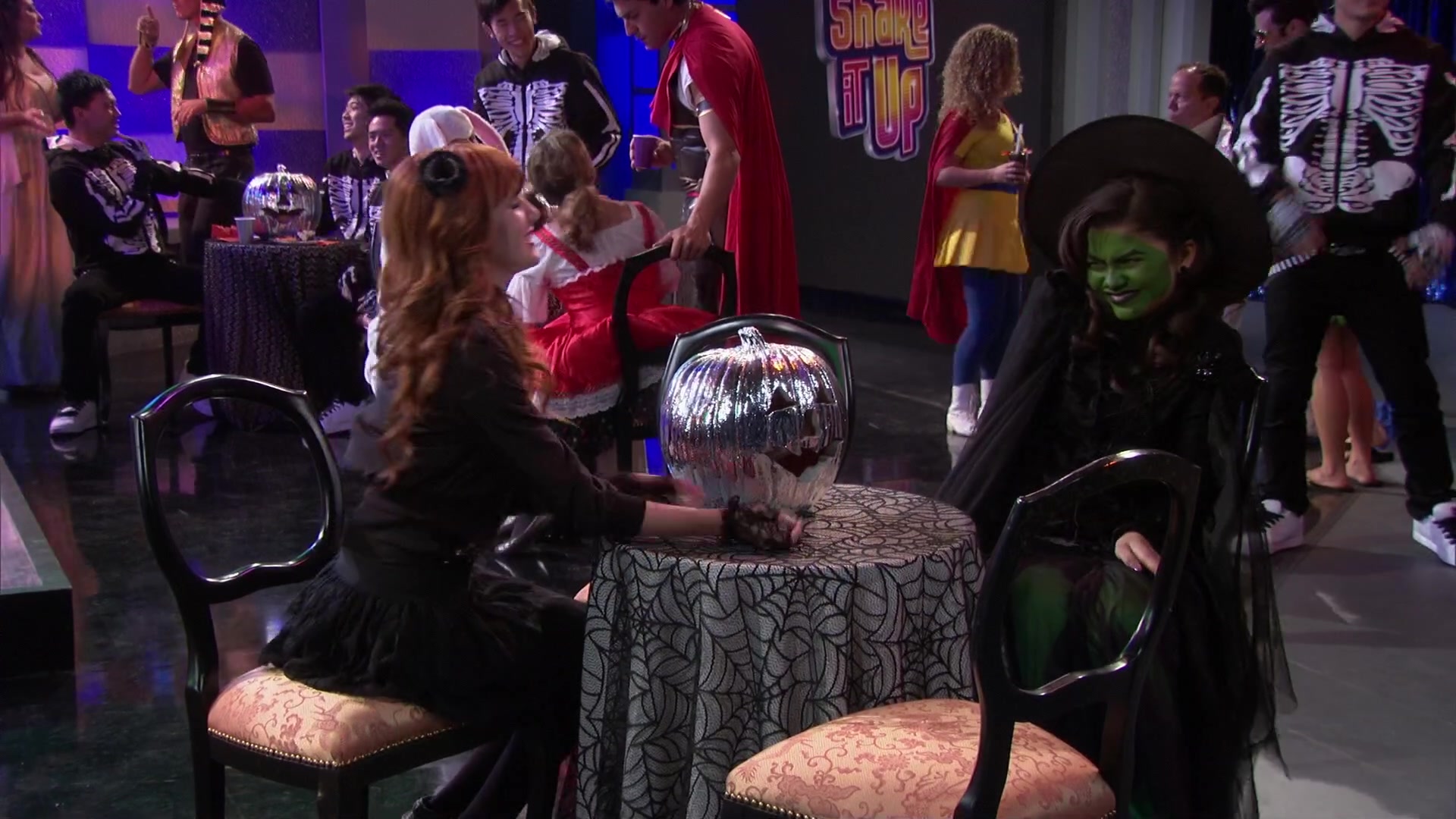 Shake_It_Up_S02E04_Beam_It_Up_1080p_BTD_000511.jpg