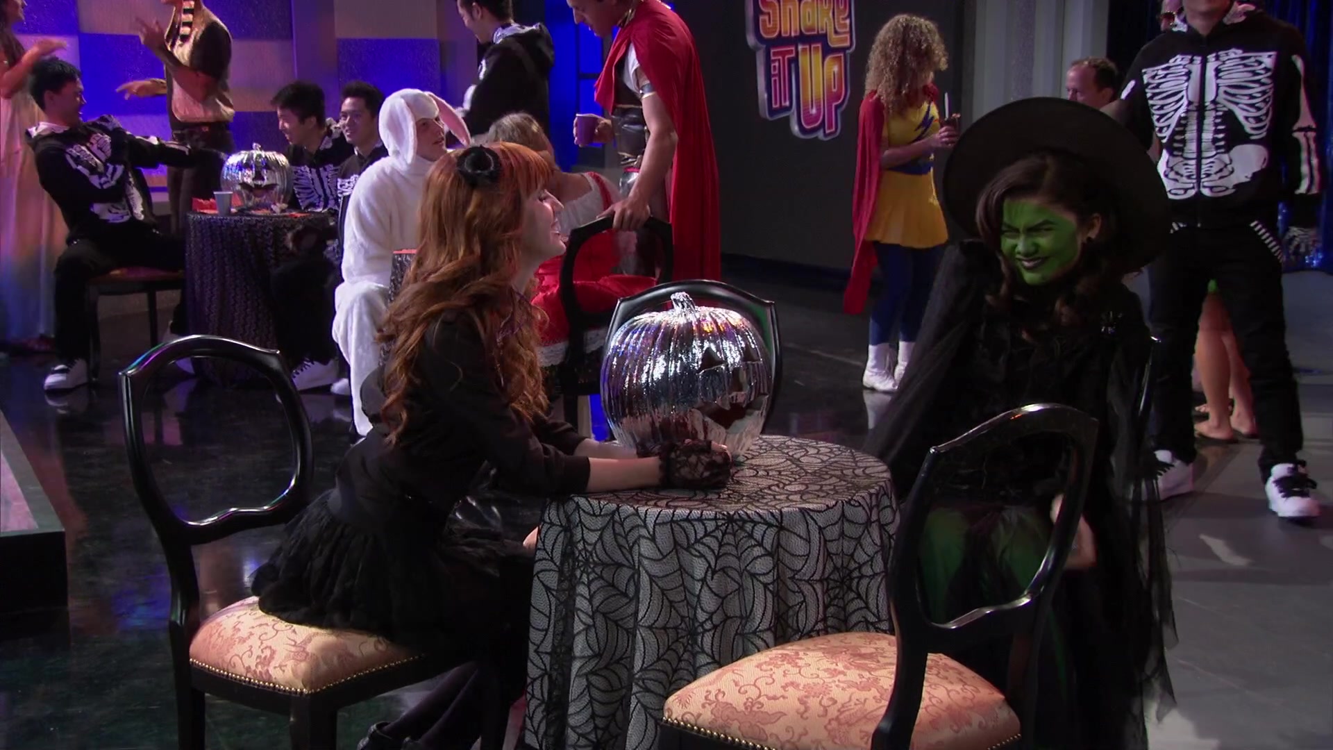 Shake_It_Up_S02E04_Beam_It_Up_1080p_BTD_000512.jpg