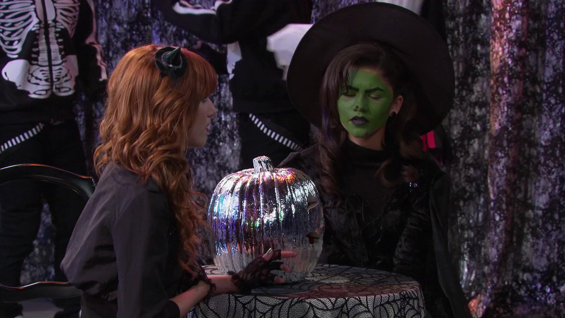 Shake_It_Up_S02E04_Beam_It_Up_1080p_BTD_000545.jpg